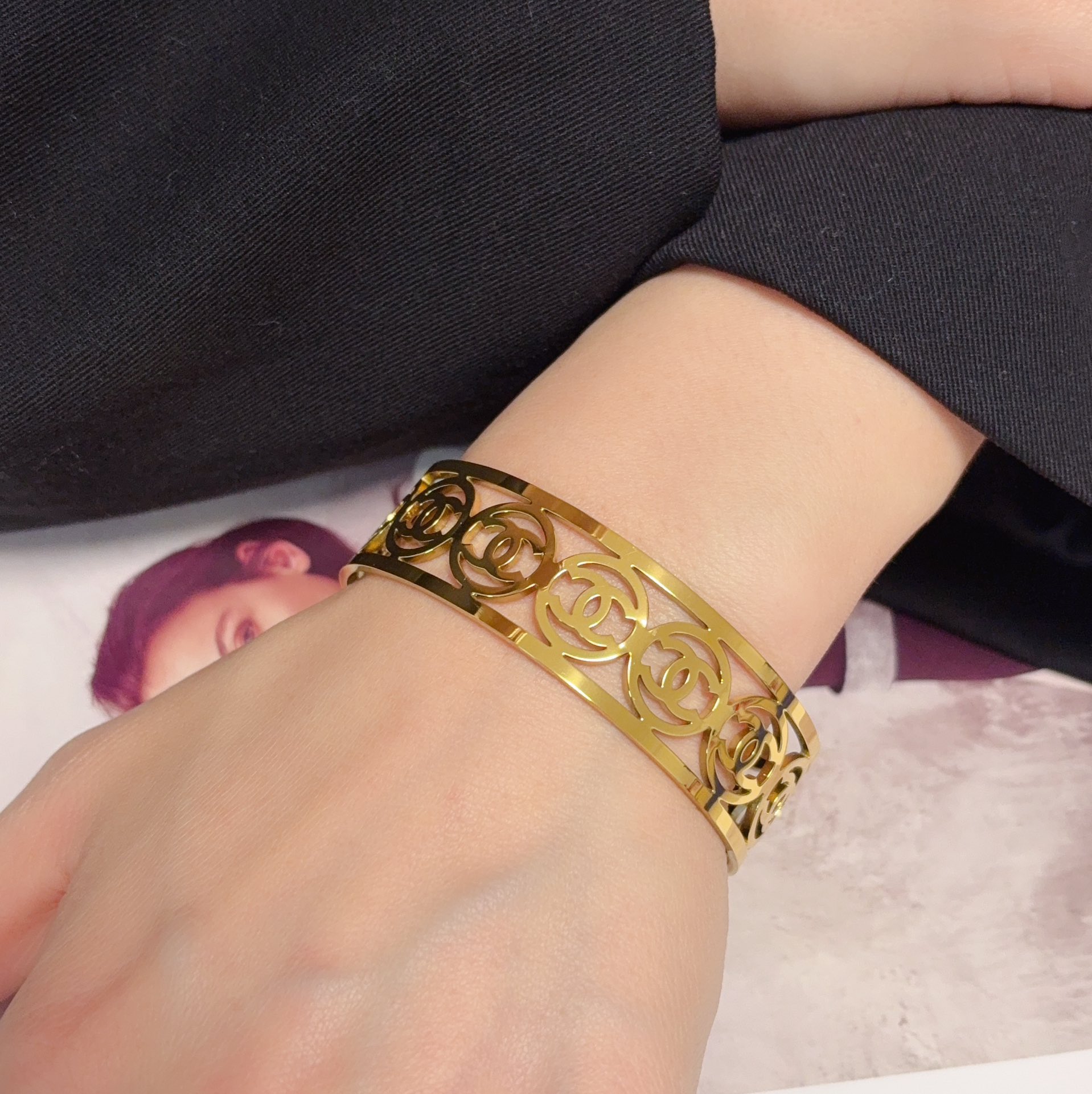 NO:665341,New product Xiaoxiangfeng Chanel's new gold double C letter hollow bracelet. The same material at the counter. Hot model shipped. Unique design. Retro and avant-garde. The bracelet's Seiko version has been loved by MM since its launch. Each color has its own unique brilliance!  The effect is very nice!  More durable than ordinary models, showing fairer complexion, fine jewelry, chanel, bracelet19860909新品 小香风Chanel新款金色双C字母镂空手镯 专柜一致材质 火爆款出货 设计独特 复古前卫.手镯精工版 从上市以来一直深受MM喜爱每一种颜色都有它独一无二的光彩！上手效果非常好看！比普通款更耐看显肤色白皙,饰品精品,chanel,bracelet,Jewelry