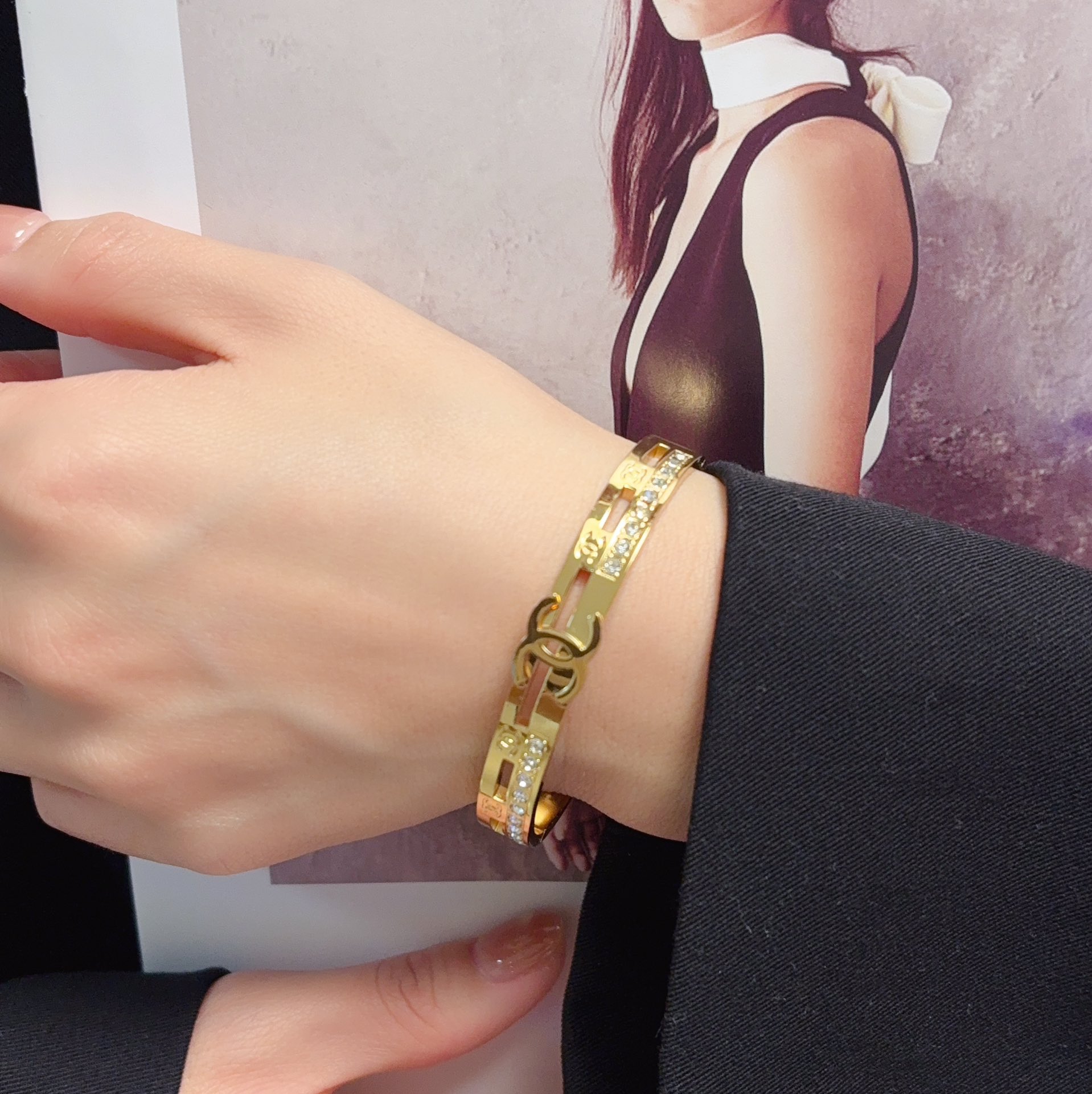 NO:665347,New product Xiaoxiangfeng Chanel's new gold double C letter diamond bracelet. The same material at the counter. Hot model shipped. Unique design. Retro and avant-garde. The bracelet's Seiko version has been loved by MM since its launch. Every color has its own unique brilliance!  The effect is very nice!  More durable than ordinary models, showing fairer complexion, fine jewelry, chanel, bracelet19860909新品 小香风Chanel新款金色双C字母镶钻手镯 专柜一致材质 火爆款出货 设计独特 复古前卫.手镯精工版 从上市以来一直深受MM喜爱每一种颜色都有它独一无二的光彩！上手效果非常好看！比普通款更耐看显肤色白皙,饰品精品,chanel,bracelet,Jewelry