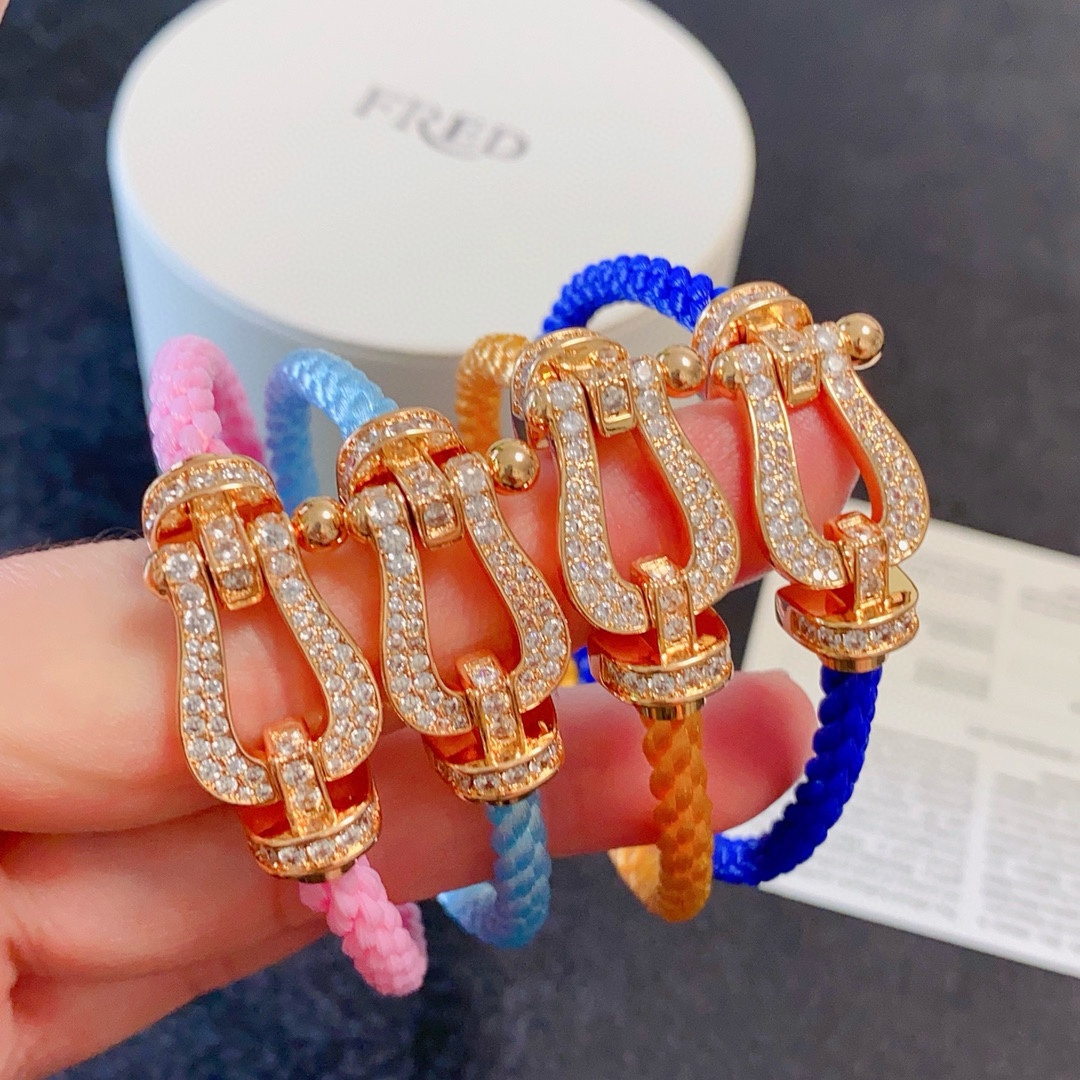 NO:665351,New product release hot Fred Feiden color series champagne gold buckle full diamond, half diamond, non-diamond horseshoe buckle unisex high quality nylon rope bracelet bracelet!  Big brand of red leather rope in the year of birth, fashionable and exquisite FORCE series bracelets, high-end customization ~ sub-gold micro-plating 18k gold craftsmanship, Seiko horseshoe buckle head bracelet!  The effect is very versatile. Internet celebrity expert. A must-have item for fashionistas. Rose gold, gold and silver buckles for men and women, two sizes 17/19cm, fine jewelry, bracelet, bracelet, gold19860909新品发布火爆费雷德 Fred斐登彩色系列香槟金扣头满钻、半钻、无钻马蹄扣中性款高品质尼龙绳手链手镯！本命年红皮绳大牌 时尚 精致FORCE 系列手链高端定制～亚金微电镀18k金工艺 精工马蹄扣头手镯！上手效果非常百搭 网红达人 时尚一族必备单品 玫瑰金、黄金、银色扣头男女情侣款两个码数17/19cm,饰品精品,bracelet,bracelet,gold,Jewelry