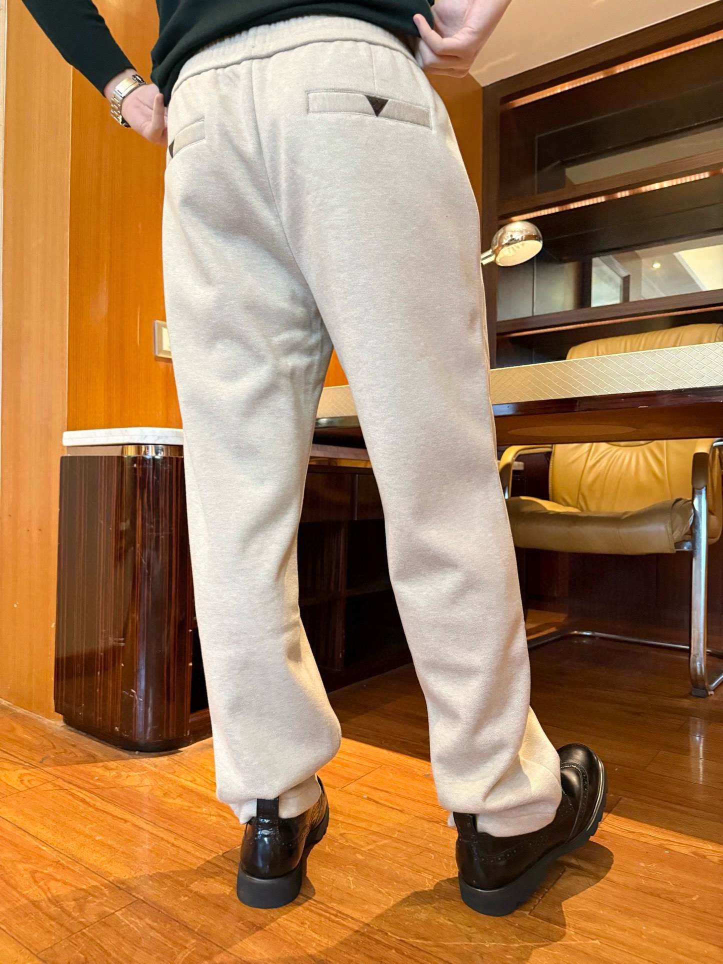 NO:686069,Louis Vuitton-2025 new casual pants!  Full texture  Made of fine wool blended fabric, it is soft and skin-friendly and has a sense of warmth. It is comfortable to wear in autumn and winter and can resist the cold. The style is a lazy straight + slightly bunched feet. It can hide the flesh without being flattering. The looseness can be directly stretched out. The sides are low-key embossed + exquisite drawstrings.  Accessories, simple with a sense of light luxury, daily wear is not monotonous, a little textured top can be worn to create a sense of luxury. Size: 29-38 (model 180/140 wears 32, comes with Hong Kong Lane Crawford gift box packaging), Louis  vuitton,19860909路易威登-2025新款休闲裤！质感拉满 采用细腻的羊毛混纺面料,柔软亲肤还自带温暖感,秋冬穿既舒服又能抗寒,版型是慵懒的直筒+微束脚,不挑身材还能藏肉,松弛感直接拉满,侧边低调压纹+精致抽绳配饰,简约中带着轻奢感,日常穿不单调,稍微搭个质感上衣就能穿出高级感.码数:29-38(模特180/140穿32,配香港连卡佛礼盒包装),,louis vuitton,,Men's clothing