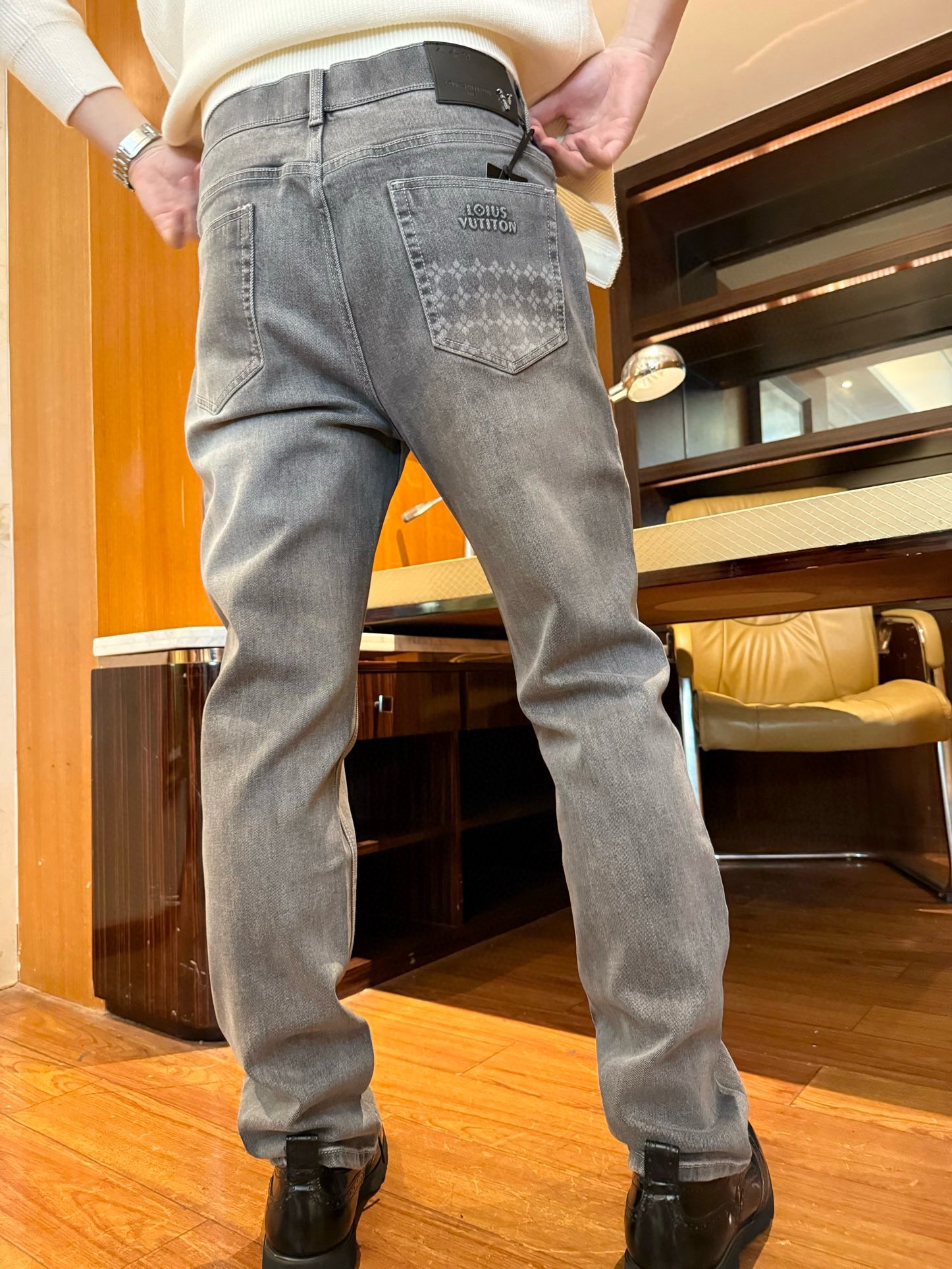 NO:686066,Louis Vuitton-2025 new jeans!  The design is slim fit and small-foot-fitting, accurately fitting the leg lines, visually elongating the legs, while retaining moderate space for movement, not tight, not dragging, and showing a neat style. The material texture is made of high-elastic washed denim fabric, which is soft and skin-friendly and not easy to deform. The washing process makes the gray tone more layered, anti-wrinkle, durable and maintains a drapey feel.  Details highlight the back pocket with brand logo and plaid embossed design, which is low-key and luxurious; the metal buttons + leather back waist label are exquisite in workmanship and enhance the high-end sense of the overall outfit. Size: 29-38 (model 180/140 wears 32, comes with Hong Kong Lane Crawford gift box packaging),, louis vuitton, jeans,19860909路易威登-2025新款牛仔裤！版型设计修身小脚剪裁,精准贴合腿部线条,视觉上拉长腿型,同时保留适度活动空间,不紧绷、不拖沓,尽显利落型格. 材质质感采用高弹水洗牛仔面料,柔软亲肤且不易变形,水洗工艺让灰色调更具层次感,抗皱耐穿还能保持垂坠感. 细节亮点后袋带有品牌标识与格纹压印设计,低调中透着轻奢质感；金属纽扣+皮质后腰标,做工精致,提升整体穿搭的高级感. 码数:29-38(模特180/140穿32,配香港连卡佛礼盒包装),,louis vuitton,jeans,,Men's clothing