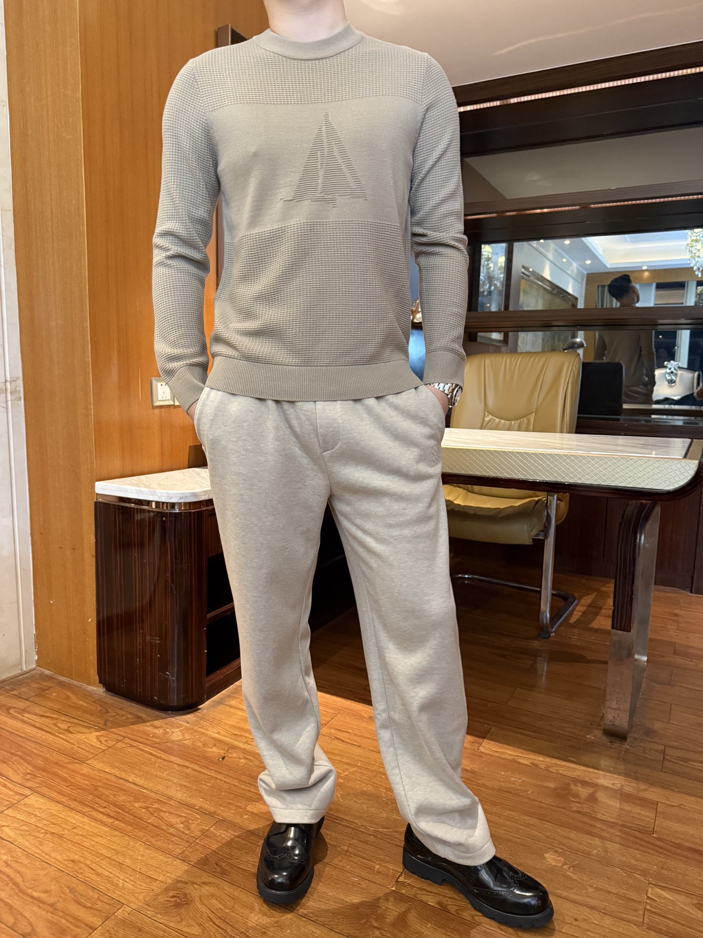 NO:692437,Mengkou-2025 counter’s latest hot-selling sweater is shipped, a hot-selling item in European and American counters!  Selected 100% ultra-fine merino wool imported from Italy is matched with the latest design. The geometric design on the chest is very fashionable and the upper body effect is great. Sizes 48-56 (model 180/140 wears 50, with Hong Kong Lane Crawford gift box packaging), Moncler, sweaters,19860909蒙口-2025专柜最新爆款毛衣出货 欧美专柜热销单品！精选意大利进口百分百极细美丽诺羊毛搭配最新的设计,胸口的几何设计相当时尚 上身效果超赞.尺码48-56（模特180/140穿50,配香港连卡佛礼盒包装）,,Moncler,sweaters,,Men's clothing