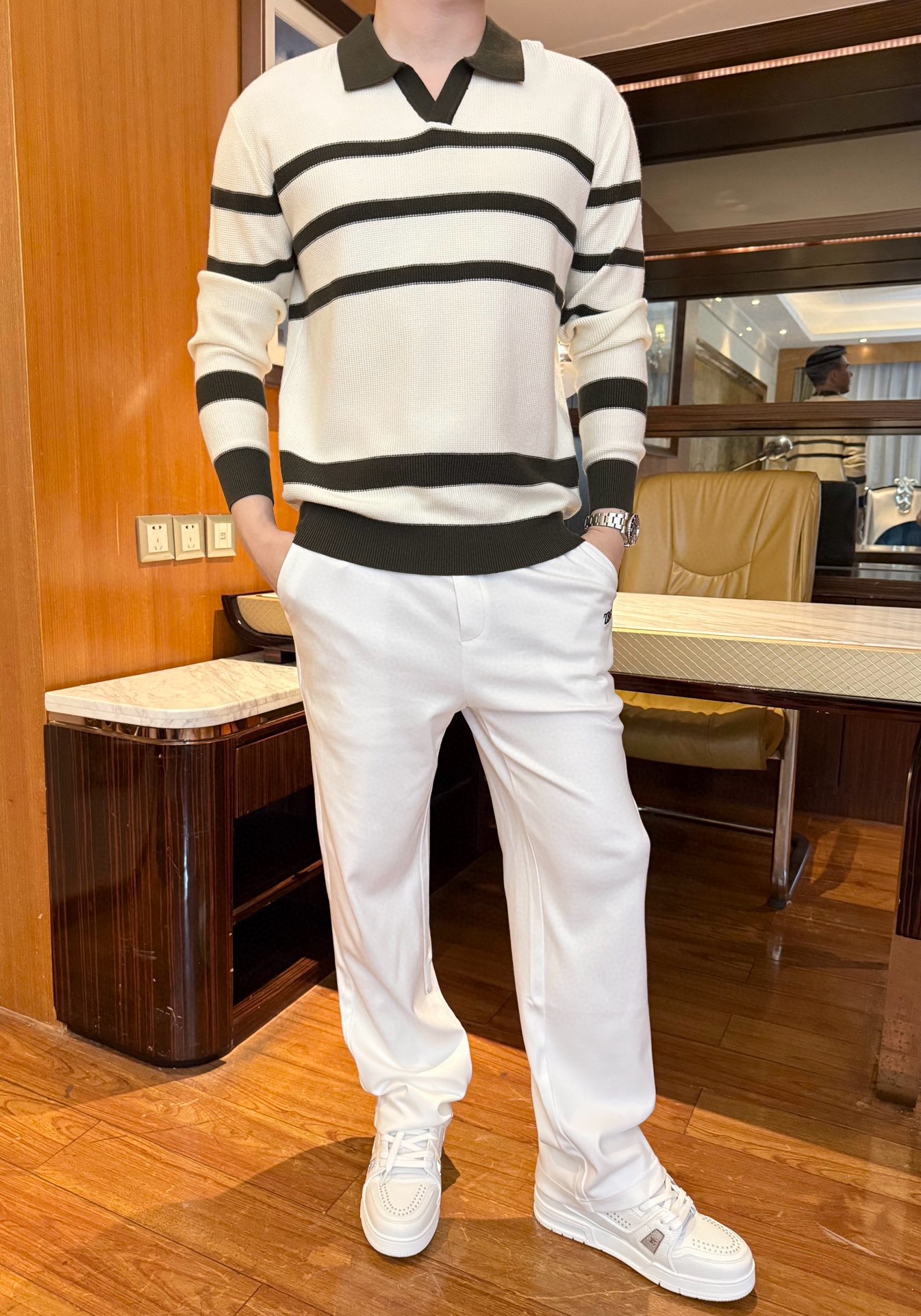 NO:692469,Ermenegildo Zegna-2025 The latest popular sweaters are shipped from the counters. The best-selling items in European and American counters!  Selected Italian imported Tencel knitted fabrics are matched with the latest design. The exquisite Y-shaped collar and color-blocked stripe design highlight the fashion. The upper body effect is visible. Size 48-56 (model 180/140 wears 50, comes with Hong Kong Lane Crawford gift box packaging),,zegna,sweaters,19860909杰尼亚-2025专柜最新爆款毛衣出货 欧美专柜热销单品！精选意大利进口天丝针织面料搭配最新的设计,精致的Y字领和拼色条纹设计彰显时尚 上身效果看得见.码数48-56（模特180/140穿50,配香港连卡佛礼盒包装）,,zegna,sweaters,,Men's clothing