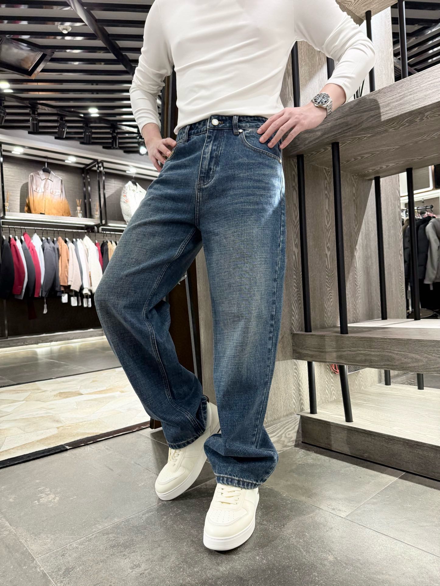 NO:728041,LV-2025 new jeans!  Retro texture  The distressed washed blue denim has its own natural texture, giving it a retro and relaxed feel without looking cheap. The upper body comes with a 'casual and fashionable' filter. The leather label on the back waist and the pearl texture rivets break out of mediocrity in the basic denim style. It is low-key and has an ingenious design; the loose straight version is slim and slim.  The leg-embellishing shape is not draggy at the same time, and is friendly to all body types. The denim fabric is crisp and not easy to wrinkle, and it can maintain the shape during daily sitting and activities, taking into account both styling and practicality. Size M-XXXL (model 180/140 wears L, comes with Hong Kong Lane Crawford gift box packaging),, louis  vuitton,jeans,19860909LV-2025新款牛仔裤！复古质感 做旧水洗蓝牛仔布,自带自然的肌理纹路,既有复古松弛感,又不会显得廉价,上身自带“随性时髦”滤镜.后腰皮质贴标+珍珠质感铆钉,在基础牛仔款里跳出平庸,低调又有设计巧思；宽松直筒版型,修饰腿型同时不拖沓,对各种身材都友好.牛仔面料挺括不易皱,日常久坐、活动都能保持版型,兼顾造型感和实用性.码数M-XXXL（模特180/140穿L,配香港连卡佛礼盒包装),,louis vuitton,jeans,,Men's clothing