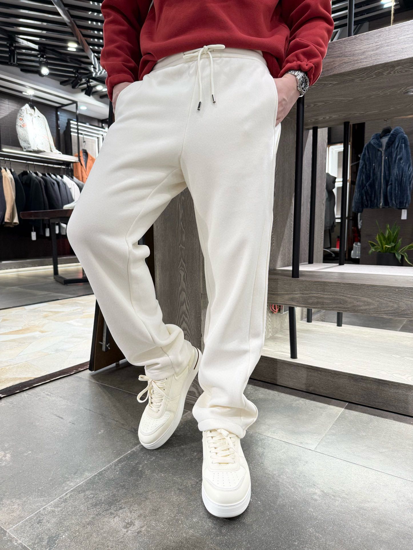 NO:728028,Lp-2025 new casual pants!  The material upgrade uses fine 'cloud velvet' fabric, which feels like fleece but is softer and waxier. It has a certain thickness but is not bloated. It is warm and breathable when worn close to the skin and is not prone to pilling and deformation after long-term wear. The loose straight shape + micro-leg leg design can hide the small shortcomings of thick and uneven legs. The natural stacking (or cuffing) of the trouser legs can also make the legs look longer; the drawstring waistband is decorated with metal buckles to show texture in the details.  The versatile color scheme of milky white comes with a 'clean filter' and can be matched with various tops. It is not monotonous when worn alone, and can be worn casually by lazy people. Size: 48-56 (the model wears 50 in 180/140, with Hong Kong Lane Crawford gift box packaging),, loro piana,19860909Lp-2025新款休闲裤！材质升级用的是细腻的“云朵绒”面料,摸起来像抓绒但更软糯,有一定厚度但不臃肿,贴肤穿保暖又透气,久穿不易起球变形. 版型心机宽松直筒+微束脚设计,既能藏住腿粗、腿不直的小缺点,裤脚自然堆叠（或翻边）还能显腿长；抽绳腰头是金属扣装饰,细节处显质感. 配色百搭奶白色自带“干净滤镜”,能配等各种上衣,单穿也不单调,懒人随便搭都不出错. 码数:48-56(模特180/140穿50,配香港连卡佛礼盒包装),,loro piana,,Men's clothing