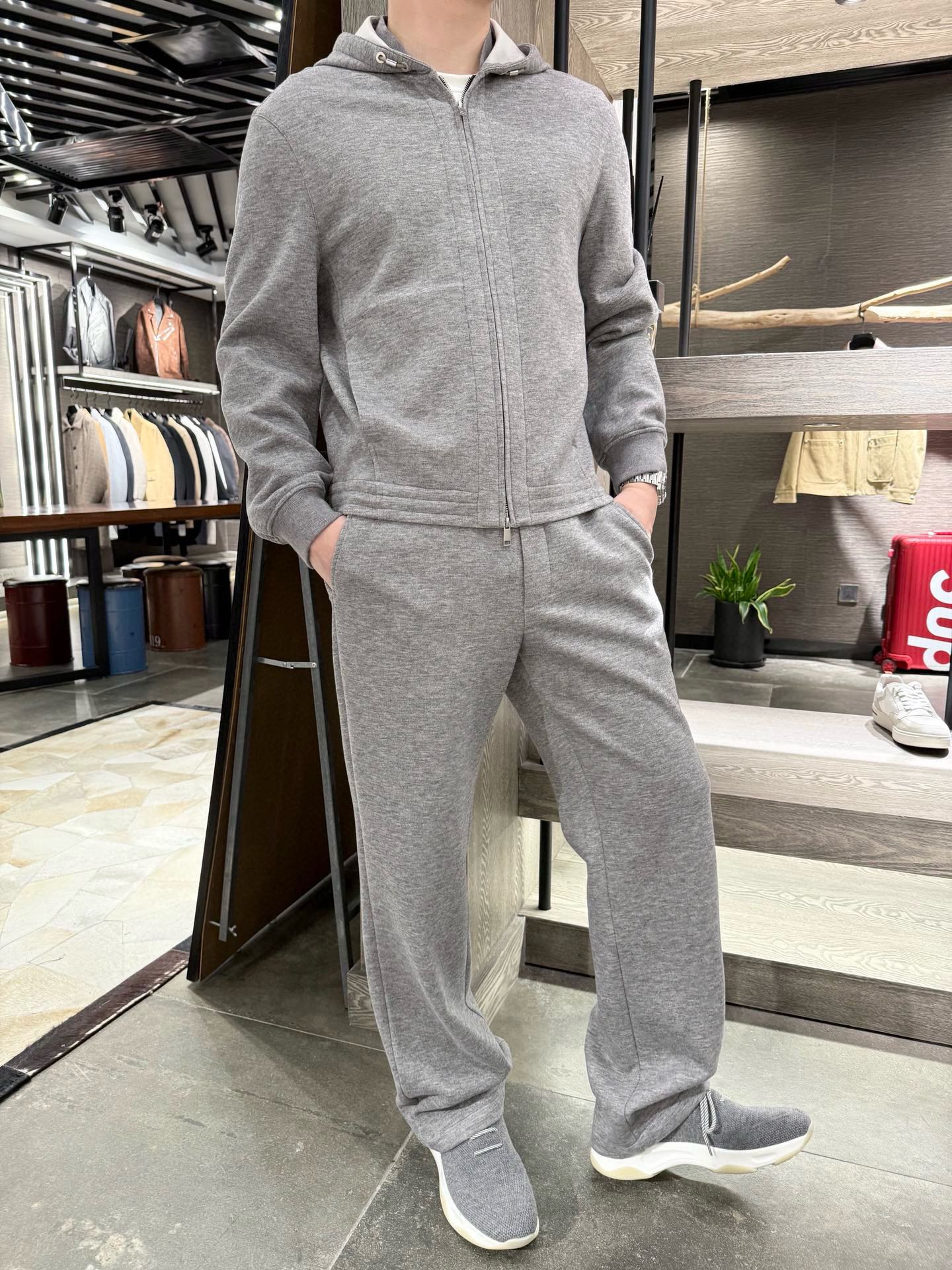 NO:728005,Ermenegildo Zegna - high-end textured sweatshirt set | A duet of craftsmanship and design, redefining casual wear 1. The golden ratio of multiple fiber materials, comfort and texture are both online. This sweatshirt is made of a composite material of 1.4 wool + 6.1 nylon + 3.9 polyvinyl chloride + 27.8 regenerated cellulose fiber and 8 polyester fiber. Each fiber is exerting its 'unique advantage'  The addition of wool gives the fabric a delicate skin-friendly feel and light luxury tone, which slightly improves the warmth and allows the sweatshirt to get rid of the 'cheap cotton feel'; nylon and chlorine strengthen the fabric's wrinkle resistance and wear resistance, making it less likely to deform and pill during daily commuting and outdoor light exercise, and remains stiff after long-term wear; regenerated cellulose fiber brings a silky smooth touch, neutralizing the possible roughness of wool, making the inner surface more gentle when in contact with the skin;  Polyester fiber stabilizes the overall structure, allowing the fabric to maintain a drapey feel while also having excellent breathability. It can be worn alone in spring and autumn or layered under winter without any pressure. 2. The details of the craftsmanship are genuine, and the 'obsessive-compulsive craftsmanship' is hidden in every corner. From the collar to the hem, from the surface to the inside, this sweatshirt takes the 'craftsmanship' to the extreme.  Collar Reinforcement Technology The hood collar is reinforced with multi-layer stitching (as shown in the details in the picture), which is not easy to open or deform after being pulled repeatedly, making the 'hood', a frequently used part, more durable than expected. It can still maintain the crisp shape of the new collar after three years of wear; the contrast ribbed back collar has a striking contrasting line hidden in the back collar ribbing, breaking the monotony of gray tones. It also has a sense of design when viewed from the back, adding a bit more exquisite detail to the 'back-shadow killing';  Open the body with fine hemming inside, and all the splicing areas inside are finely hemmed. There are no rough edges or threads, and there will be no itching feeling when worn next to the body. It extends the 'light luxury' from the surface to the inside. The hem is adjustable with a drawstring and is equipped with a metal buckle drawstring. You can freely adjust the tightness according to your preference - if you want to be casual and lazy, loosen the drawstring, and if you want a neat look, tighten the waistline. A sweatshirt can show two style logics.  3. Minimalist silhouette + three-dimensional tailoring, which is more stylish without being too bulky. This sweatshirt adopts a minimalist silhouette that is loose and not bloated, which is very friendly to all body types. The shoulder line is slightly dropped, which can not only modify the shoulder shape, but also create a casual and casual feeling; the bust is just right, without feeling tight and cramped, and at the same time avoids the dragging feeling of excessive oversize. Whether worn alone or layered with shirts and vests, it can maintain a neat sense of layering;  The length design takes into account the needs of 'showing height' and 'covering the flesh'. It covers the buttocks without suppressing the height. It is friendly to small people and fat people.  From the careful matching of materials, to the authenticity of the craftsmanship, to the humanized design of the pattern, this hooded sweatshirt set is not only a 'daily wear', but also an expression of a 'quality lifestyle' - it allows you to sit in a coffee shop, stroll in the city, commute in the office, etc., in a relaxed and refined state, calmly facing all eyes.  Size 48-56 (model 180/140 wears 50, with Hong Kong Lane Crawford gift box packaging), versace, zegna, hoodie, sweatshirts, shirts, gold, hats,19860909杰尼亚-高阶质感卫衣套装｜工艺与设计的双重奏,重新定义休闲着装 一、材质多元纤维的黄金配比,舒适与质感双在线 这套卫衣采用1.4羊毛+6.1锦纶+3.9氯纶+27.8再生纤维素纤维.8聚酯纤维的复合材质,每一种纤维都在发挥“独门优势” 羊毛的加入赋予面料细腻的亲肤感与轻奢调性,微微提升保暖性的同时,让卫衣摆脱“廉价棉感”； 锦纶与氯纶强化了面料的抗皱性与耐磨性,日常通勤、户外轻运动都不易变形起球,久穿依旧保持挺括； 再生纤维素纤维带来丝绸般的顺滑触感,中和了羊毛可能的粗糙感,让内里接触皮肤时更显温柔； 聚酯纤维则稳定了整体结构,让面料在保持垂坠感的同时,具备优异的透气性,春秋季单穿、冬季内搭都毫无压力. 二、工艺细节见真章,每一处都藏着“匠心强迫症” 从领部到下摆,从表面到内里,这套卫衣把“工艺内卷”玩到了极致 领座加固工艺连帽领座处采用多层车线加固（如图中细节所示）,反复拉扯也不易开线变形,让“连帽”这个高频使用的部位拥有超出预期的耐用性,穿三年依旧能保持刚入手的挺括形态； 撞色罗纹后领后领罗纹暗藏一条醒目的撞色线条,打破灰色调的单调感,从背面看也极具设计感,让“背影杀”多了几分精致细节； 内里精细包边翻开衣身,内里所有拼接处都做了精细包边处理,没有粗糙的毛边与线头,贴身穿也不会有刺痒感,把“轻奢感”从表面延伸到内里； 下摆抽绳调节下摆配置金属扣抽绳,可根据喜好自由调节松紧——想要随性慵懒就松开抽绳,追求利落造型就收紧腰线,一件卫衣穿出两种风格逻辑. 三、版型极简廓形+立体剪裁,不挑身材更显格调 这套卫衣采用宽松不臃肿的极简廓形,对各种身材都十分友好 肩线做了微落肩处理,既能修饰肩型,又能营造随性的休闲感； 胸围的放量恰到好处,不会有紧绷的局促感,同时又避免了过度oversize的拖沓感,不管是单穿还是叠穿衬衫、马甲,都能保持利落的层次感； 衣长设计兼顾了“显高”与“遮肉”需求,盖住臀部却不压身高,对小个子和微胖体型都很友好. 从材质的精心配比,到工艺的处处较真,再到版型的人性化设计,这套连帽卫衣套装不止是一件“日常穿搭”,更是一种“质感生活方式”的表达——它让你在咖啡店久坐、城市漫步、办公室通勤等多种场景里,都能以松弛又精致的状态,从容应对所有目光. 尺码48-56(模特180/140穿50,配香港连卡佛礼盒包装),,versace,zegna,hoodie,sweatshirts,shirts,gold,hats,,Men's clothing