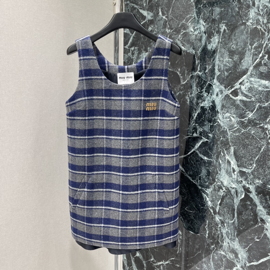 Miu 25秋冬新款 格纹背心裙 蓝灰格纹设计 复古学院风满满 胸前Miu Miu标志超有辨识度 A字版