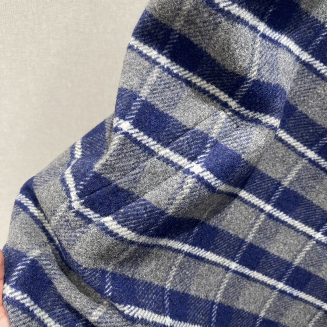 Miu 25秋冬新款 格纹背心裙 蓝灰格纹设计 复古学院风满满 胸前Miu Miu标志超有辨识度 A字版