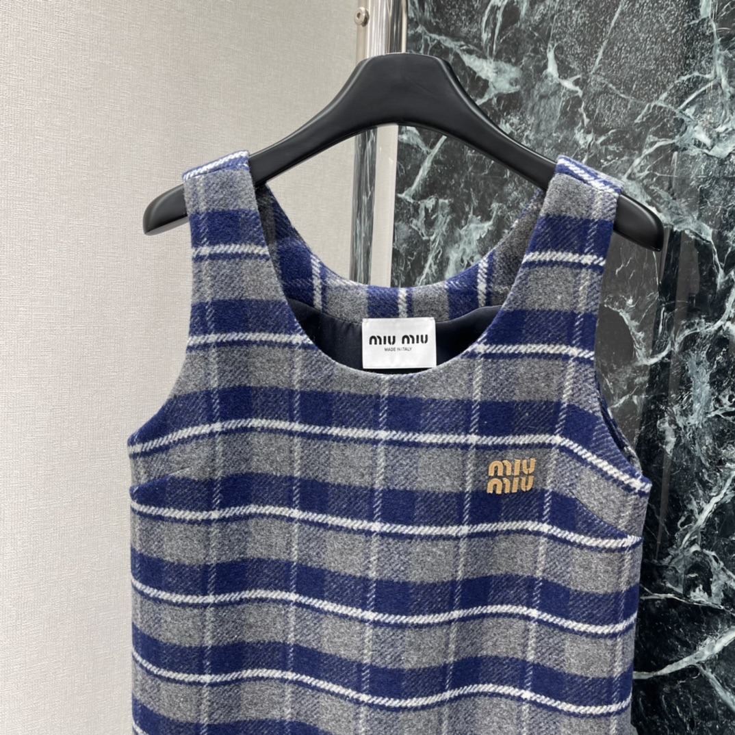 Miu 25秋冬新款 格纹背心裙 蓝灰格纹设计 复古学院风满满 胸前Miu Miu标志超有辨识度 A字版