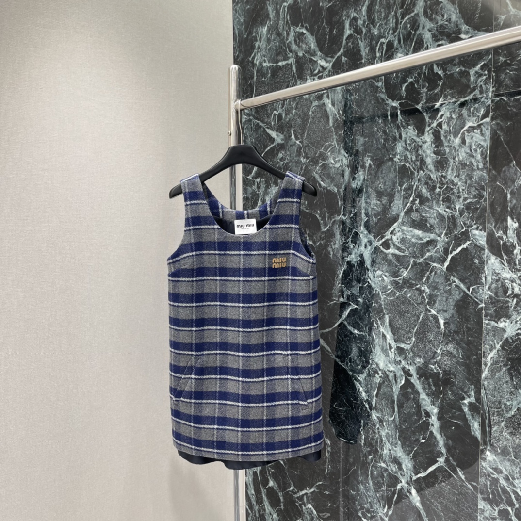NO:661801,Miu 25 new autumn and winter plaid vest dress. Blue and gray plaid design. Full of retro college style. The Miu Miu logo on the chest is very recognizable. The A-line shape is loose. It is great when layered with sweaters or sweatshirts. It is easy to create a sweet and cool or college style look. It can be easily managed for daily outings or casual occasions! One color ready-made SML, Miu Miu-clothing, miumiu, hoodie, sweatshirts, skirts, sweaters,  19860909Miu 25秋冬新款 格纹背心裙 蓝灰格纹设计 复古学院风满满 胸前Miu Miu标志超有辨识度 A字版型宽松 叠穿毛衣或卫衣都很出彩 轻松打造甜酷or学院风造型 日常出街或休闲场合都能轻松驾驭!一个色现货SML,缪缪-服装,miumiu,hoodie,sweatshirts,skirts,sweaters, ,Women's clothing