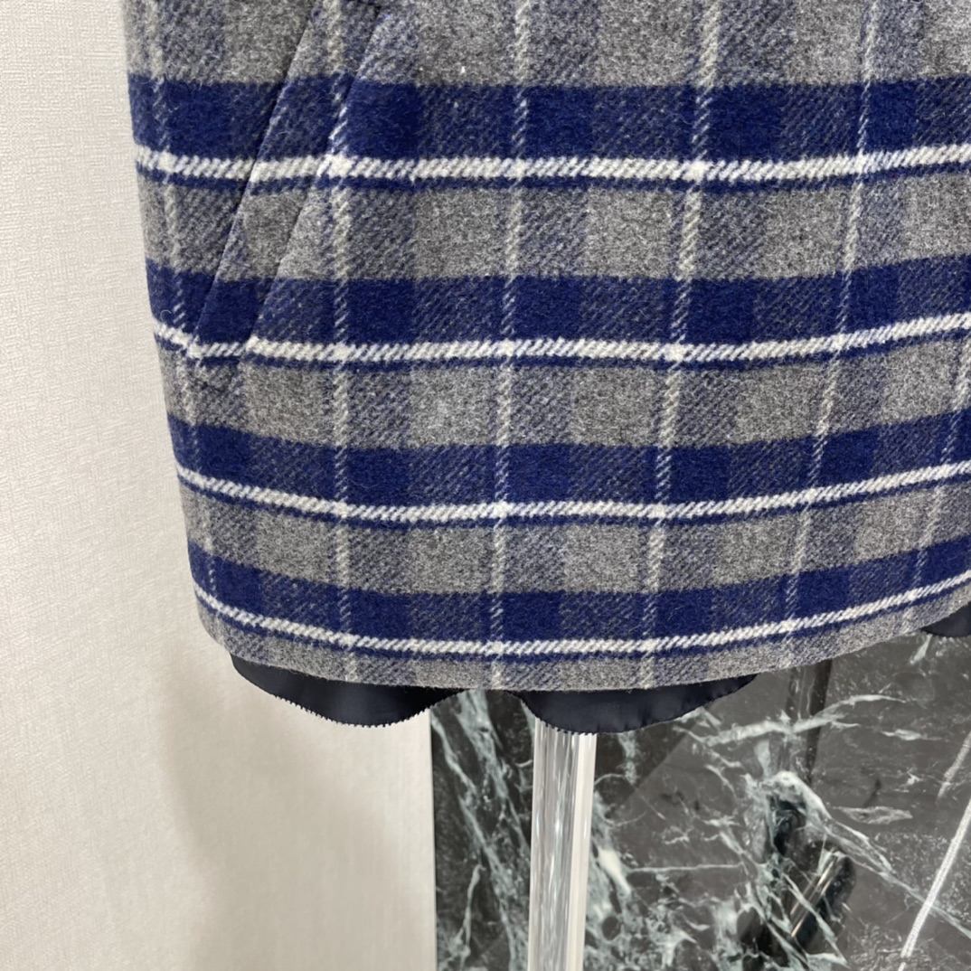 Miu 25秋冬新款 格纹背心裙 蓝灰格纹设计 复古学院风满满 胸前Miu Miu标志超有辨识度 A字版