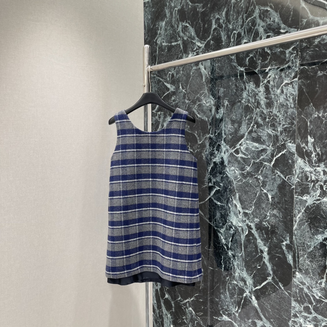 Miu 25秋冬新款 格纹背心裙 蓝灰格纹设计 复古学院风满满 胸前Miu Miu标志超有辨识度 A字版
