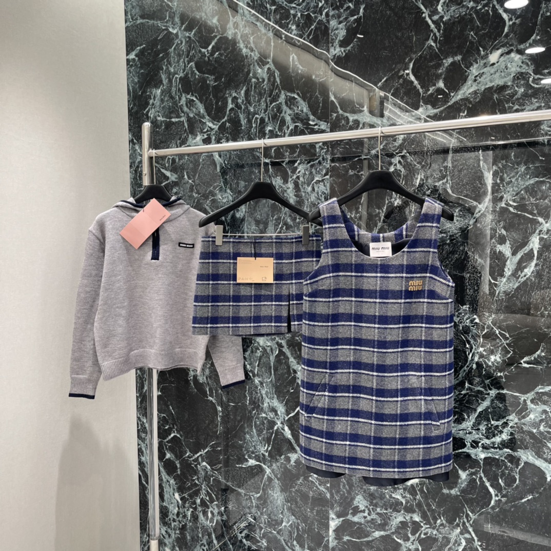 Miu 25秋冬新款 格纹开叉短裙 侧开叉设计让层次感和灵动性满分 学院风融合现代剪裁 复古又时髦 搭配