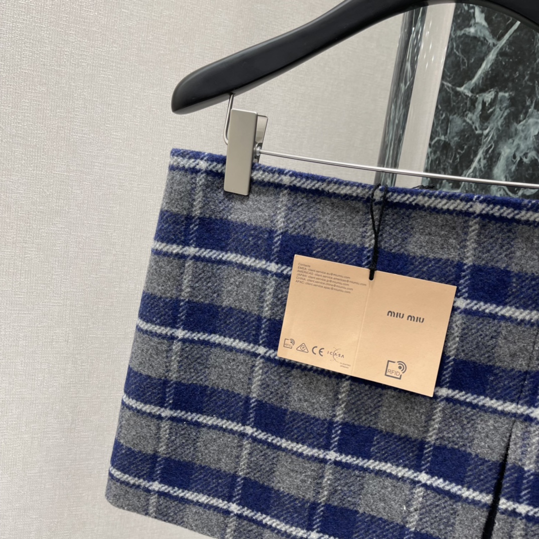 Miu 25秋冬新款 格纹开叉短裙 侧开叉设计让层次感和灵动性满分 学院风融合现代剪裁 复古又时髦 搭配
