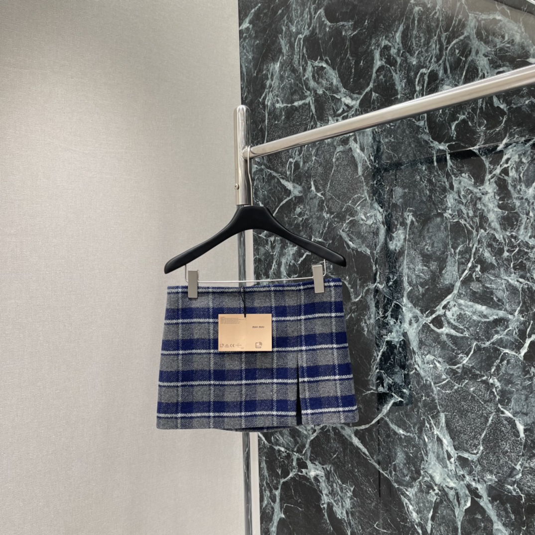 NO:661803,Miu 25 new autumn and winter plaid slit skirt. The side slit design makes the layering and flexibility perfect. The college style blends with modern tailoring. It is retro and fashionable. Pair it with a knitted vest, boots or a suit jacket to easily create an elegant daily look. It is a must-have item for Miu Miu girls' wardrobe. One color spot SML, Miu Miu-clothing, miumiu, boots, skirts, jackets & coats, business suit,  19860909Miu 25秋冬新款 格纹开叉短裙 侧开叉设计让层次感和灵动性满分 学院风融合现代剪裁 复古又时髦 搭配针织背心 长靴或西装外套 轻松打造优雅日常造型是Miu Miu女孩衣橱必备单品.一个色现货SML,缪缪-服装,miumiu,boots,skirts,jackets & coats,business suit, ,Women's clothing