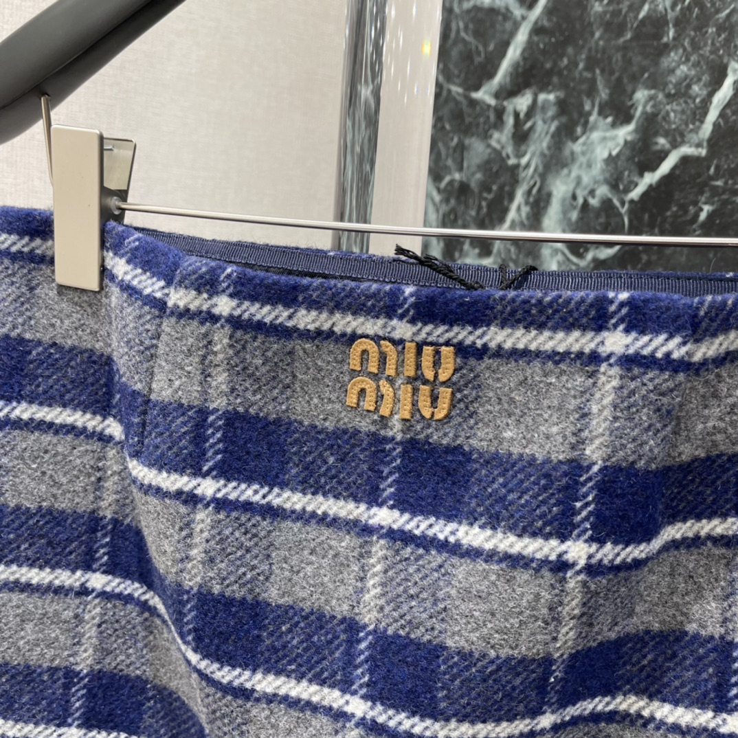 Miu 25秋冬新款 格纹开叉短裙 侧开叉设计让层次感和灵动性满分 学院风融合现代剪裁 复古又时髦 搭配