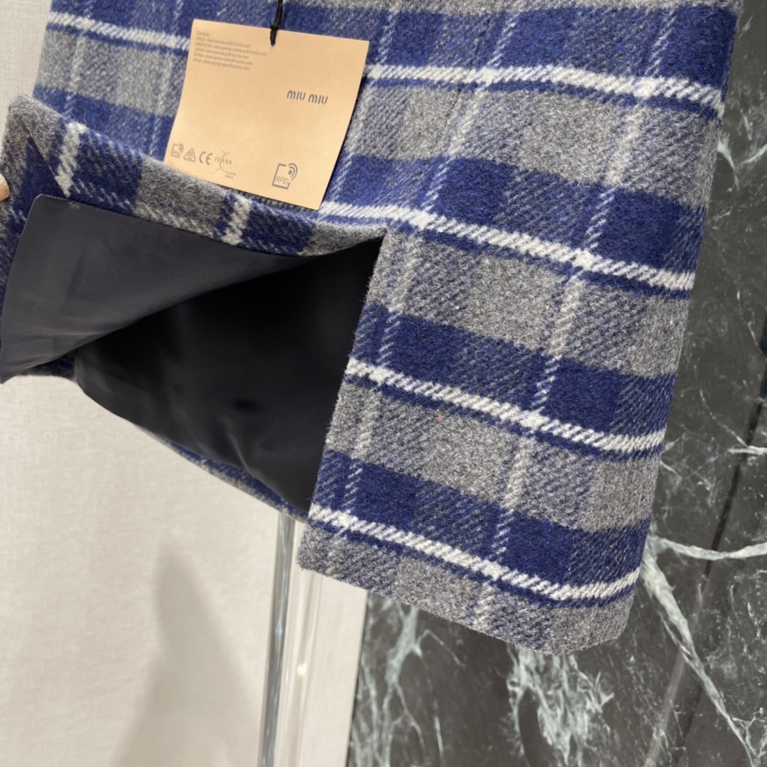 Miu 25秋冬新款 格纹开叉短裙 侧开叉设计让层次感和灵动性满分 学院风融合现代剪裁 复古又时髦 搭配