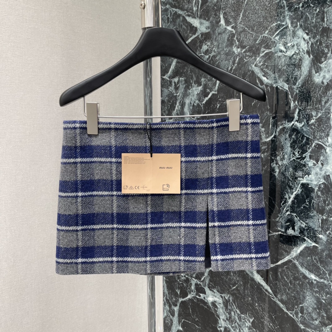 Miu 25秋冬新款 格纹开叉短裙 侧开叉设计让层次感和灵动性满分 学院风融合现代剪裁 复古又时髦 搭配