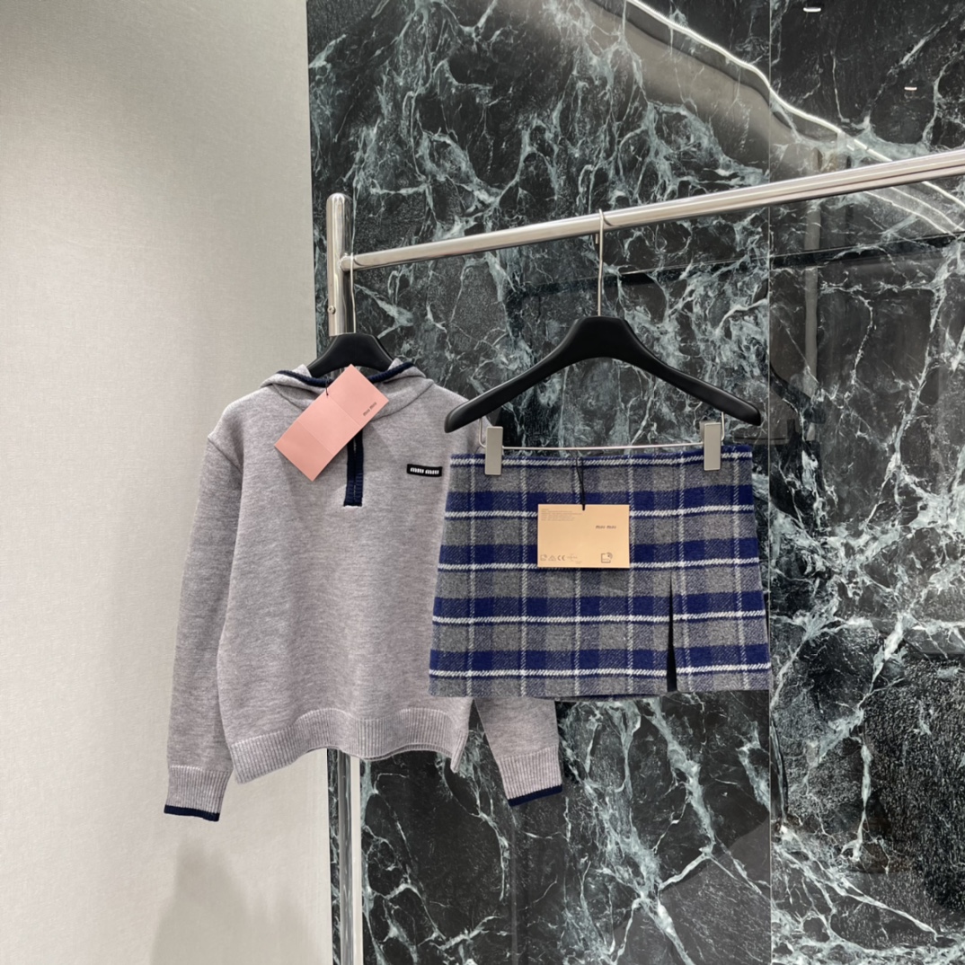 Miu 25秋冬新款 格纹开叉短裙 侧开叉设计让层次感和灵动性满分 学院风融合现代剪裁 复古又时髦 搭配