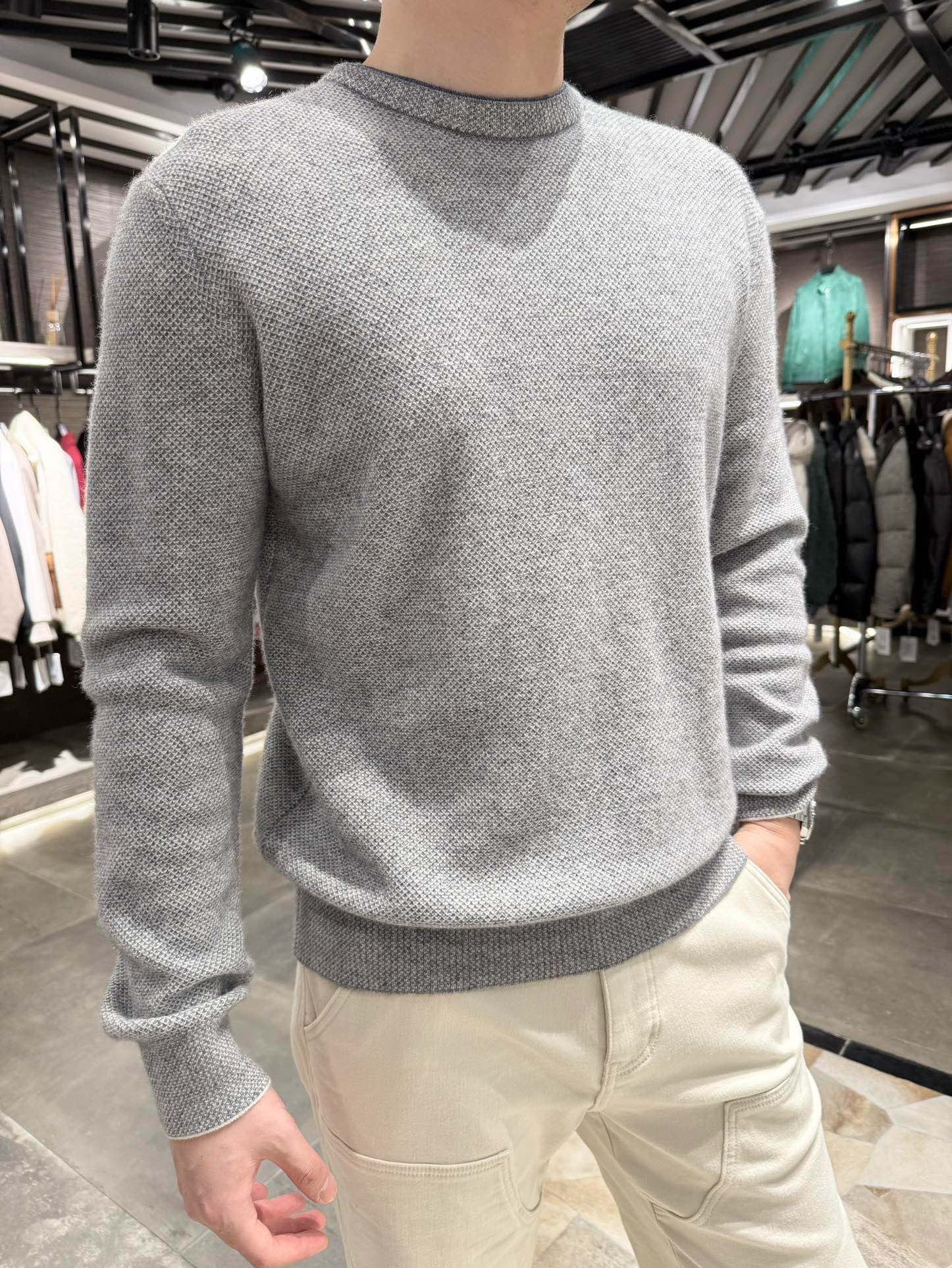 NO:728018,LP-Pineapple needle cashmere blended sweater redefines the texture of autumn and winter dressing. In the context of autumn and winter dressing, a sweater that can both carry warmth and show off taste is the soul of the wardrobe. And this contrasting double-collar pineapple needle cashmere blended sweater uses the three dimensions of 'luxury fusion of materials', 'ingenious craftsmanship' and 'versatile and practical fit' to unlock the high-end texture of autumn and winter dressing for you.  1. The material is a luxurious blend, with gentleness and toughness at your fingertips. Its material is an exquisite balance of 'luxury comfort and practical wear' - 38.9 sheep wool is selected from high-quality sheep wool, which gives the sweater natural warmth and fluffiness, gently insulating the coldness of autumn and winter, and has a delicate velvet feel. The touch is full of the luxury and moisture of high-end fabrics.  30.3 Modal The addition of modal fiber is like injecting a 'soft buff' into the sweater, making the overall touch more silky and skin-friendly. Even when worn close to the body, there is no itching feeling, giving the skin a cloud-like wrapping feeling. The addition of 25.3 nylon nylon is the 'secret of toughness'. It improves the sweater's wear resistance and anti-deformation ability, allowing this sweater to withstand the test of time and maintain a crisp shape after being worn many times.  5.5 Cashmere The finishing touch of cashmere is the 'identity nameplate' of luxury fabrics. Its delicate fiber structure adds a luxurious luster and a high-end drape to the sweater, showing texture in every gesture. The golden ratio of multiple fibers makes this sweater have the luxurious warmth and texture of wool and cashmere, as well as the skin-friendliness of modal and the durability of nylon. It is destined to be extraordinary from the source of the material.  2. The craft pineapple stitch + contrasting double collar, the artistic sense in the details. The carving of craftsmanship is the core code for this sweater to 'stand out' - the pineapple stitch is knitted with the retro and exquisite pineapple stitch. The surface of the fabric presents an uneven texture, as if the texture of the pineapple garden is worn on the body. It has three-dimensional layers and visual interest, breaking the monotony of conventional sweaters, turning a basic style into a 'craft art' in an instant.  Contrast color double collar design The neckline adopts a contrast color double collar shape, and the clever color collision instantly lights up the overall look. It not only retains the simple atmosphere of the round neck, but also injects fashion vitality through contrasting color details, allowing you to stand out with this 'cautious touch' when worn layered (with a shirt inside and a jacket outside) or alone.  26-count yarns are woven using 26-count yarns, and the fineness and density of the yarns are precisely controlled to give the sweaters a high-end texture that is 'thin but not transparent, light and textured'. It bids farewell to heavy and bloated clothes and creates a 'light and luxurious feel' for autumn and winter wear. 3. The version is versatile and practical regardless of body shape, and can be used in all scenes. Its version is 'tolerant and versatile' -  The overall style is simple and basic, regardless of body shape, and can be worn with a neat look on all body types. Whether it is paired with jeans for a casual and casual style, or worn with a skirt for a sophisticated and elegant route, or worn under a coat or windbreaker as a layered embellishment, it can be perfectly suited for daily commuting, weekend dates, get-togethers with best friends... one piece can easily meet all the dressing needs of the scene.  From the luxurious blend of materials, to the ingenious details of the craftsmanship, to the versatile and wearable style, this pineapple needle cashmere blend sweater is not only a warm item in autumn and winter, but also a 'fashion weapon' for you to show off your taste and play with your style. Put it in your wardrobe and make this autumn and winter outfit overflowing with a sense of luxury with the dual blessing of texture and appearance.  Sizes S-XXL (model 180/140 wears M, comes with Hong Kong Lane Crawford gift box packaging), loro piana,skirts,jeans,jackets & coats,sweaters,shirts,gold,19860909LP-菠萝针羊绒混纺毛衣,重新定义秋冬穿搭质感 在秋冬的穿搭语境里,一件既能承载温度又能彰显品味的毛衣,是衣橱的灵魂存在.而这款撞色双领菠萝针羊绒混纺毛衣,以「材质的奢级融合」「工艺的匠心雕琢」「版型的百搭实穿」三重维度,为你解锁秋冬穿搭的高阶质感. 一、材质奢级混纺,触手可及的温柔与韧性 它的材质是一场“奢适与实穿”的精妙平衡—— 38.9绵羊毛甄选优质绵羊毛,赋予毛衣天然的保暖性与蓬松感,将秋冬的寒意温柔隔绝,同时自带细腻的绒感,触摸间尽是高级织物的奢润. 30.3莫代尔加入莫代尔纤维,如同为毛衣注入“柔软buff”,让整体触感更显丝滑亲肤,即便贴身穿戴,也毫无刺痒感,给肌肤云朵般的包裹感. 25.3锦纶锦纶的加入是“韧性的秘密”,它提升了毛衣的耐磨度与抗变形能力,让这件毛衣经得住时光考验,多次穿搭仍能保持挺括版型. 5.5山羊绒点睛之笔的山羊绒,是奢品织物的“身份铭牌”,它以细腻的纤维结构,为毛衣增添了轻奢的光泽感与高级的垂坠感,举手投足间尽显质感. 多种纤维的黄金配比,让这件毛衣既有羊毛羊绒的奢级保暖与质感,又有莫代尔的亲肤、锦纶的耐穿,从材质根源就注定了它的不凡. 二、工艺菠萝针法+撞色双领,细节里的艺术感 工艺的雕琢,是这件毛衣“脱颖而出”的核心密码—— 菠萝针法采用复古又精致的菠萝针法编织,织物表面呈现出错落有致的纹理感,如同将秋日菠萝园的肌理穿在身上,自带立体层次与视觉趣味,打破了常规毛衣的单调感,让一件基础款秒变“工艺艺术品”. 撞色双领设计领口采用撞色双领造型,巧妙的色彩碰撞瞬间点亮整体造型,既保留了圆领的简约大气,又通过撞色细节注入时尚活力,让你在叠穿（内搭衬衫、外搭外套）或单穿时,都能靠这抹“小心机”脱颖而出. 26支纱线选用26支纱线织造,纱线细度与密度的精准把控,让毛衣呈现出“薄而不透、轻而有质”的高级质感,告别厚重臃肿,打造秋冬穿搭的“轻盈奢感”. 三、版型不挑身形的百搭实穿,承包全场景风格 它的版型是“包容且百搭”的存在—— 整体采用简约基础款型,不挑身形,各种身材都能穿出利落感.无论是搭配牛仔裤打造休闲随性风,还是配半身裙走轻熟优雅路线,亦或是内搭在大衣、风衣里作为层次点缀,它都能完美适配.日常通勤、周末约会、闺蜜小聚……全场景穿搭需求,一件就能轻松拿捏. 从材质的奢级混纺,到工艺的匠心细节,再到版型的百搭实穿,这款菠萝针羊绒混纺毛衣,不止是一件秋冬保暖单品,更是你彰显品味、玩转风格的“时尚武器”.把它收入衣橱,让这个秋冬的穿搭,在质感与颜值的双重加持下,高级感满溢. 尺码S-XXL(模特180/140穿M,配香港连卡佛礼盒包装),,loro piana,skirts,jeans,jackets & coats,sweaters,shirts,gold,,Men's clothing