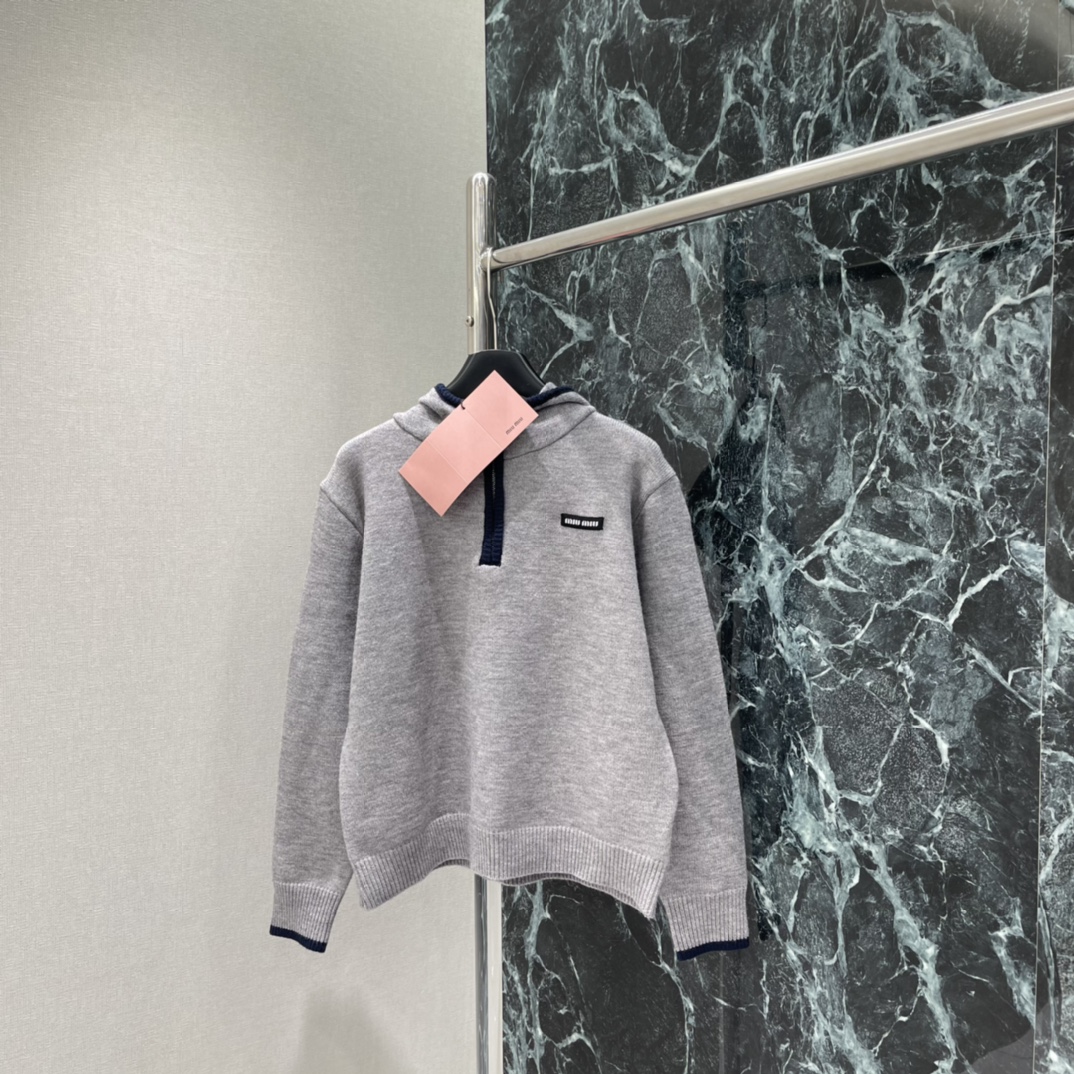 Miu25秋冬新款 撞色领口针织卫衣这款针织卫衣采用撞色领口设计，简约又有细节感，柔软针织面料超舒适，秋