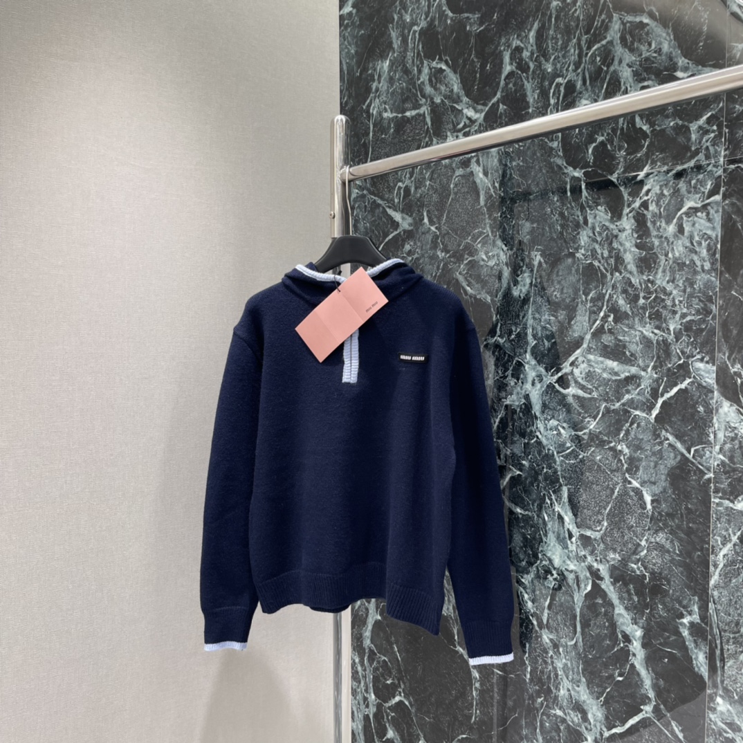 Miu25秋冬新款 撞色领口针织卫衣这款针织卫衣采用撞色领口设计，简约又有细节感，柔软针织面料超舒适，秋