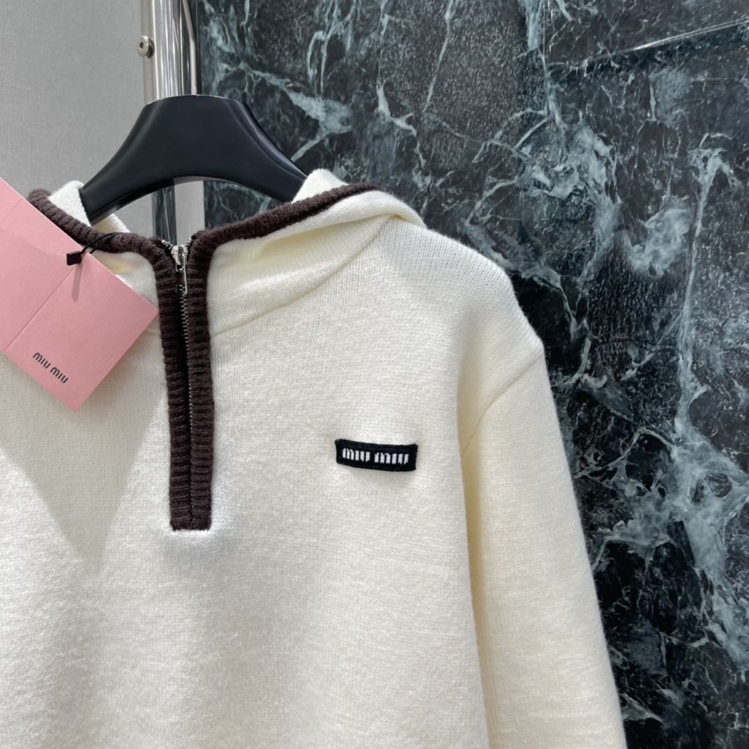 Miu25秋冬新款 撞色领口针织卫衣这款针织卫衣采用撞色领口设计，简约又有细节感，柔软针织面料超舒适，秋