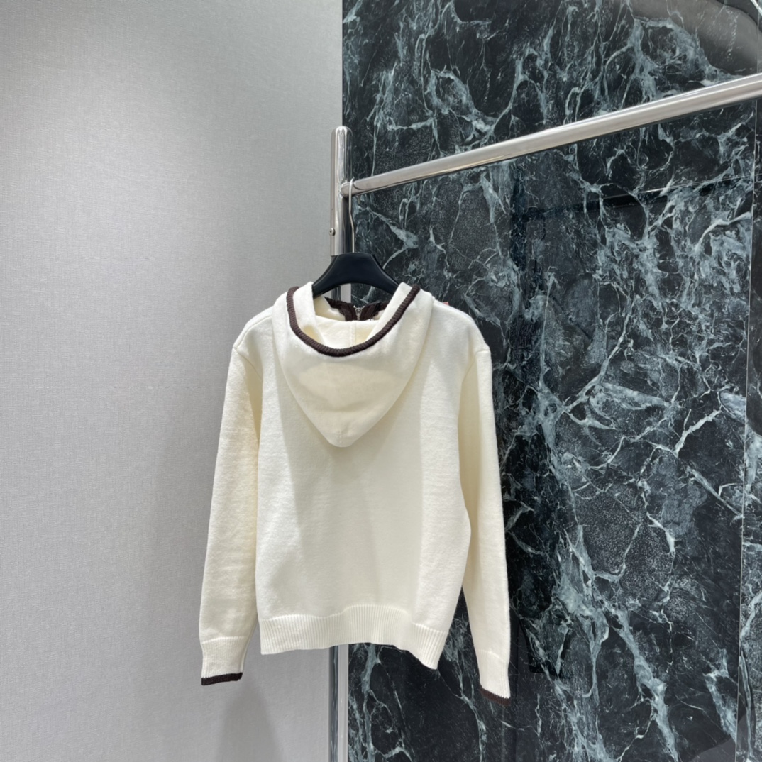Miu25秋冬新款 撞色领口针织卫衣这款针织卫衣采用撞色领口设计，简约又有细节感，柔软针织面料超舒适，秋