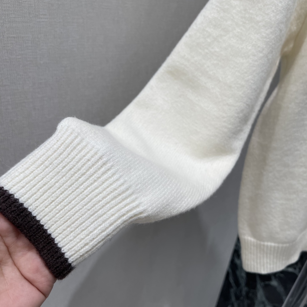 Miu25秋冬新款 撞色领口针织卫衣这款针织卫衣采用撞色领口设计，简约又有细节感，柔软针织面料超舒适，秋