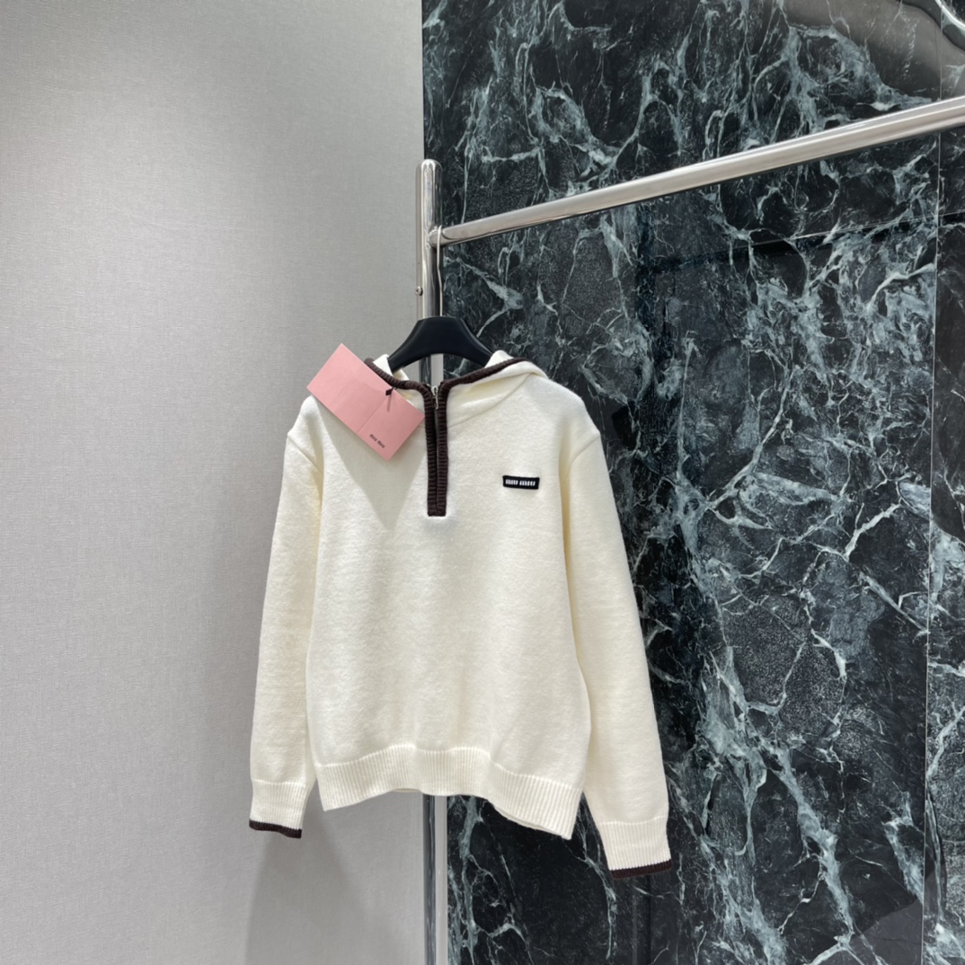 Miu25秋冬新款 撞色领口针织卫衣这款针织卫衣采用撞色领口设计，简约又有细节感，柔软针织面料超舒适，秋