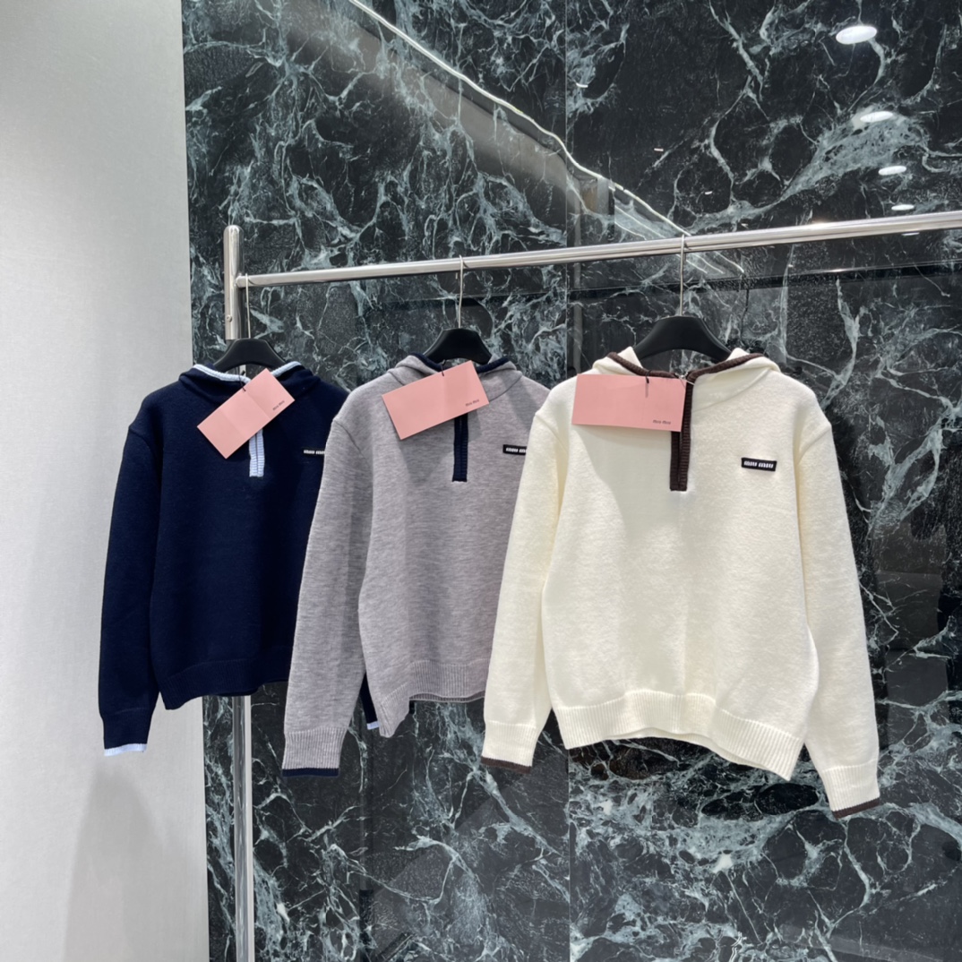 NO:661789,Miu25 new autumn and winter style knitted sweatshirt with contrasting collar. This knitted sweatshirt adopts a contrasting collar design, which is simple and detailed. The soft knitted fabric is super comfortable and is very suitable for autumn and winter. The small logo on the chest is embellished, giving it a sense of fashion! The loose version is tolerant to a variety of body shapes, and it goes well with jeans or casual pants!  Three colors SML, Miu Miu-clothing, miumiu, hoodie, sweatshirts, jeans,  19860909Miu25秋冬新款 撞色领口针织卫衣 这款针织卫衣采用撞色领口设计,简约又有细节感,柔软针织面料超舒适,秋冬穿超合适.胸前小标点缀,时尚感 分!宽松版型,包容多种身材,搭配牛仔裤或休闲裤都很OK！三个色SML,缪缪-服装,miumiu,hoodie,sweatshirts,jeans, ,Women's clothing
