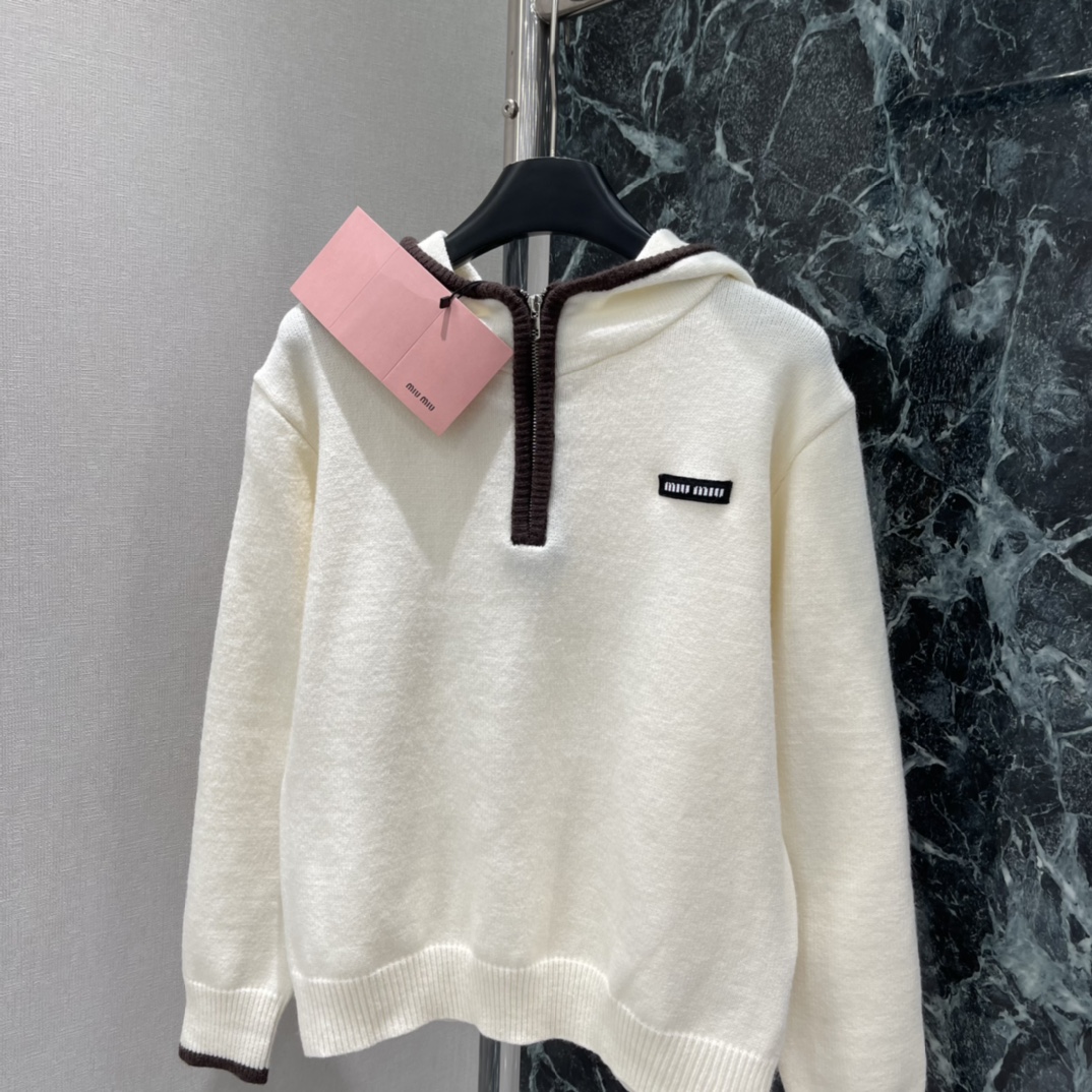 Miu25秋冬新款 撞色领口针织卫衣这款针织卫衣采用撞色领口设计，简约又有细节感，柔软针织面料超舒适，秋
