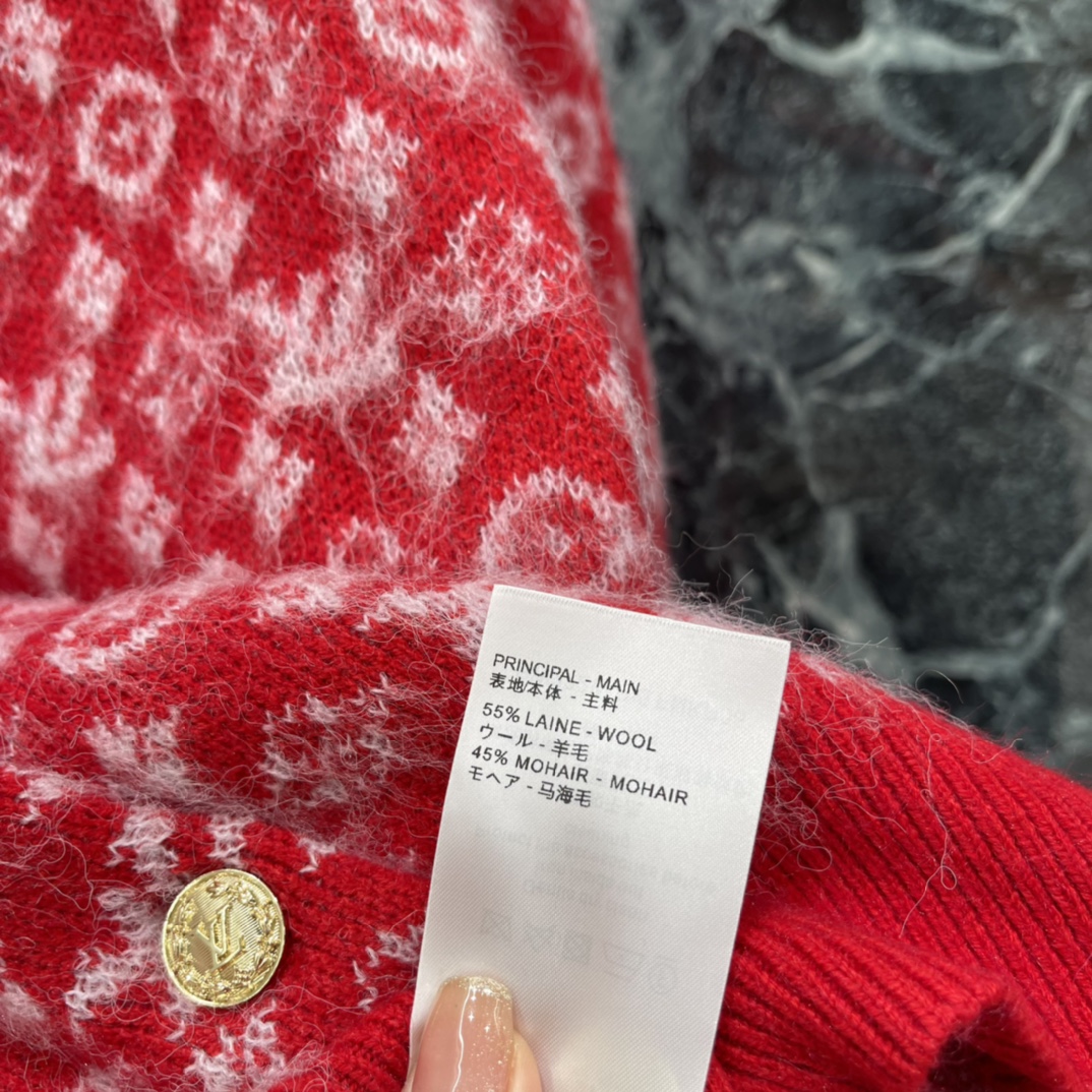 路易 25秋冬新款 红色满印针织开衫，经典Monogram老花图案，品牌辨识度超高!高品质针织面料，柔软