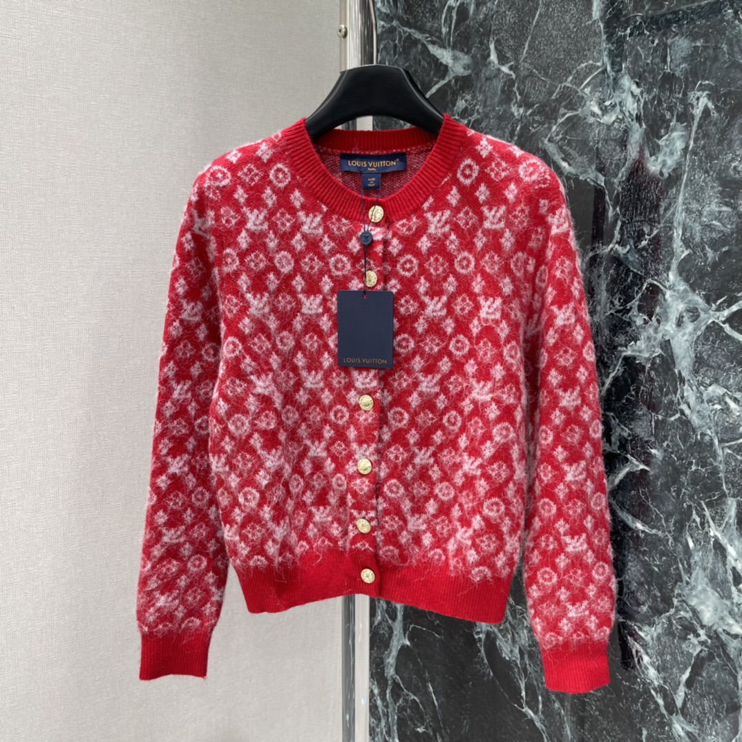 路易 25秋冬新款 红色满印针织开衫，经典Monogram老花图案，品牌辨识度超高!高品质针织面料，柔软