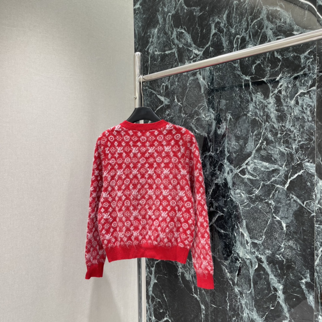 路易 25秋冬新款 红色满印针织开衫，经典Monogram老花图案，品牌辨识度超高!高品质针织面料，柔软