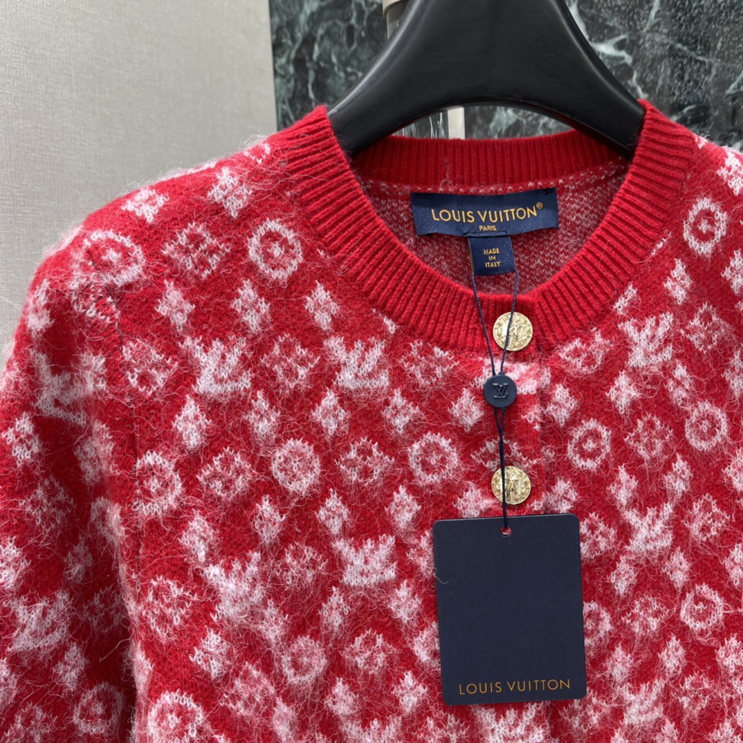 路易 25秋冬新款 红色满印针织开衫，经典Monogram老花图案，品牌辨识度超高!高品质针织面料，柔软