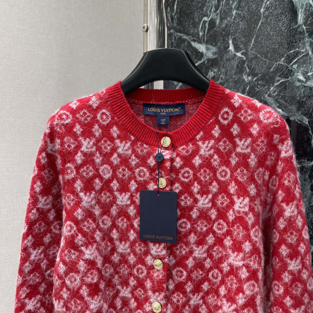 路易 25秋冬新款 红色满印针织开衫，经典Monogram老花图案，品牌辨识度超高!高品质针织面料，柔软