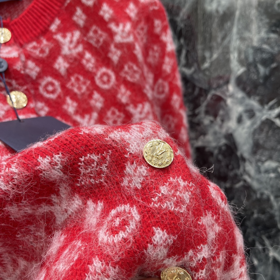 路易 25秋冬新款 红色满印针织开衫，经典Monogram老花图案，品牌辨识度超高!高品质针织面料，柔软