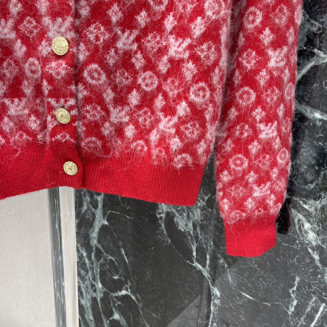 路易 25秋冬新款 红色满印针织开衫，经典Monogram老花图案，品牌辨识度超高!高品质针织面料，柔软
