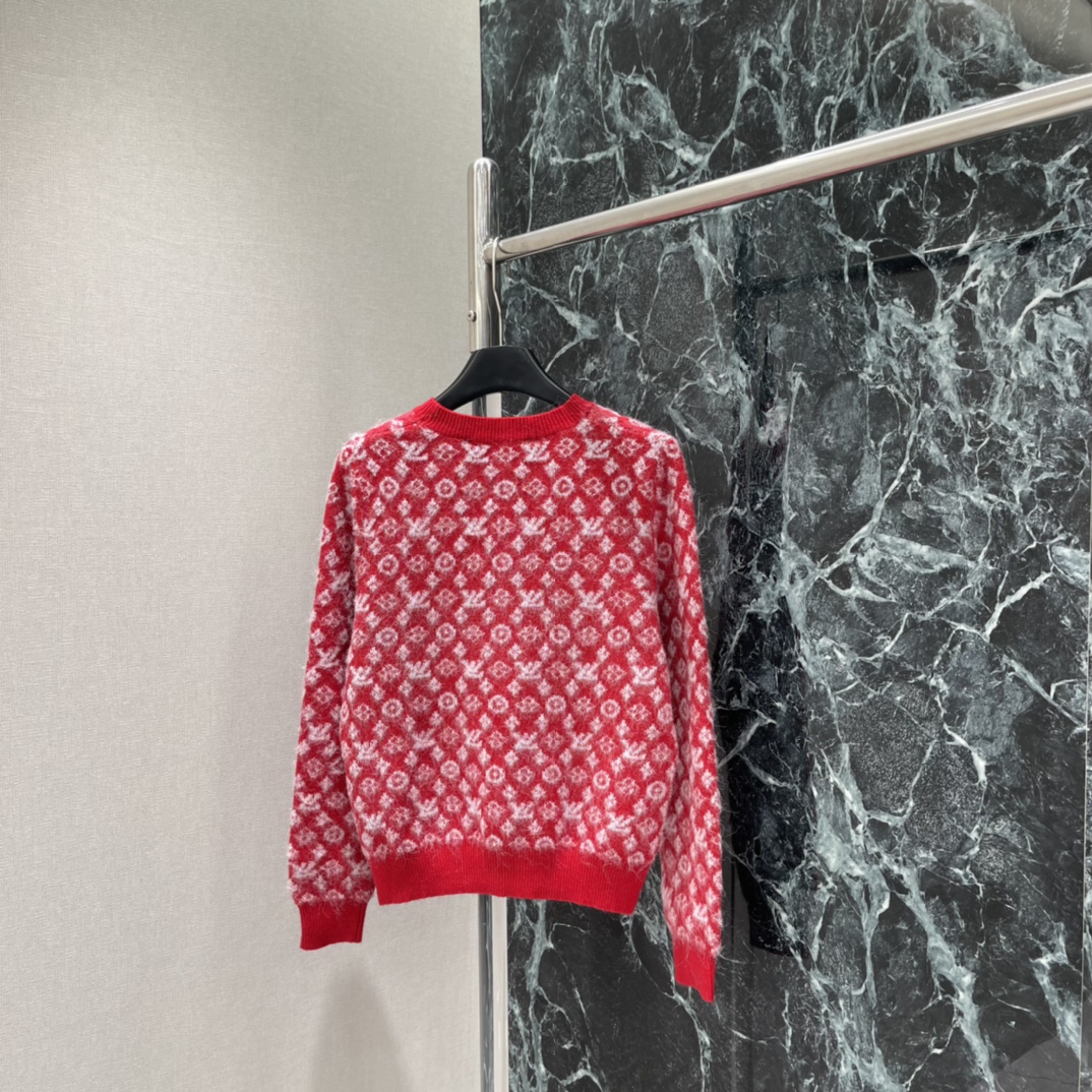 路易 25秋冬新款 红色老花毛衣，经典Monogram满印设计，红色主调超吸睛，节日氛围感拉满!高品质羊