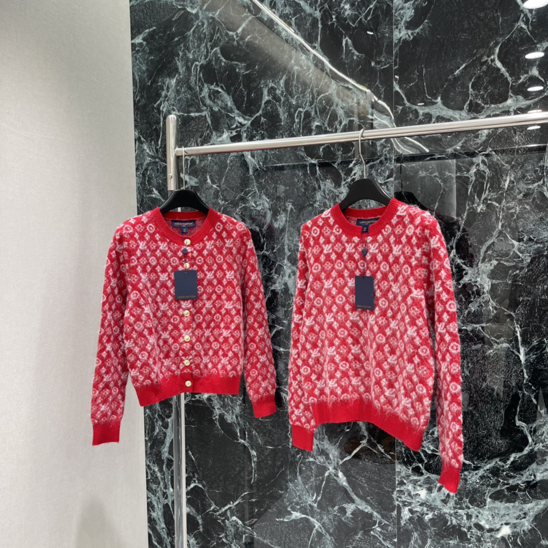 路易 25秋冬新款 红色老花毛衣，经典Monogram满印设计，红色主调超吸睛，节日氛围感拉满!高品质羊