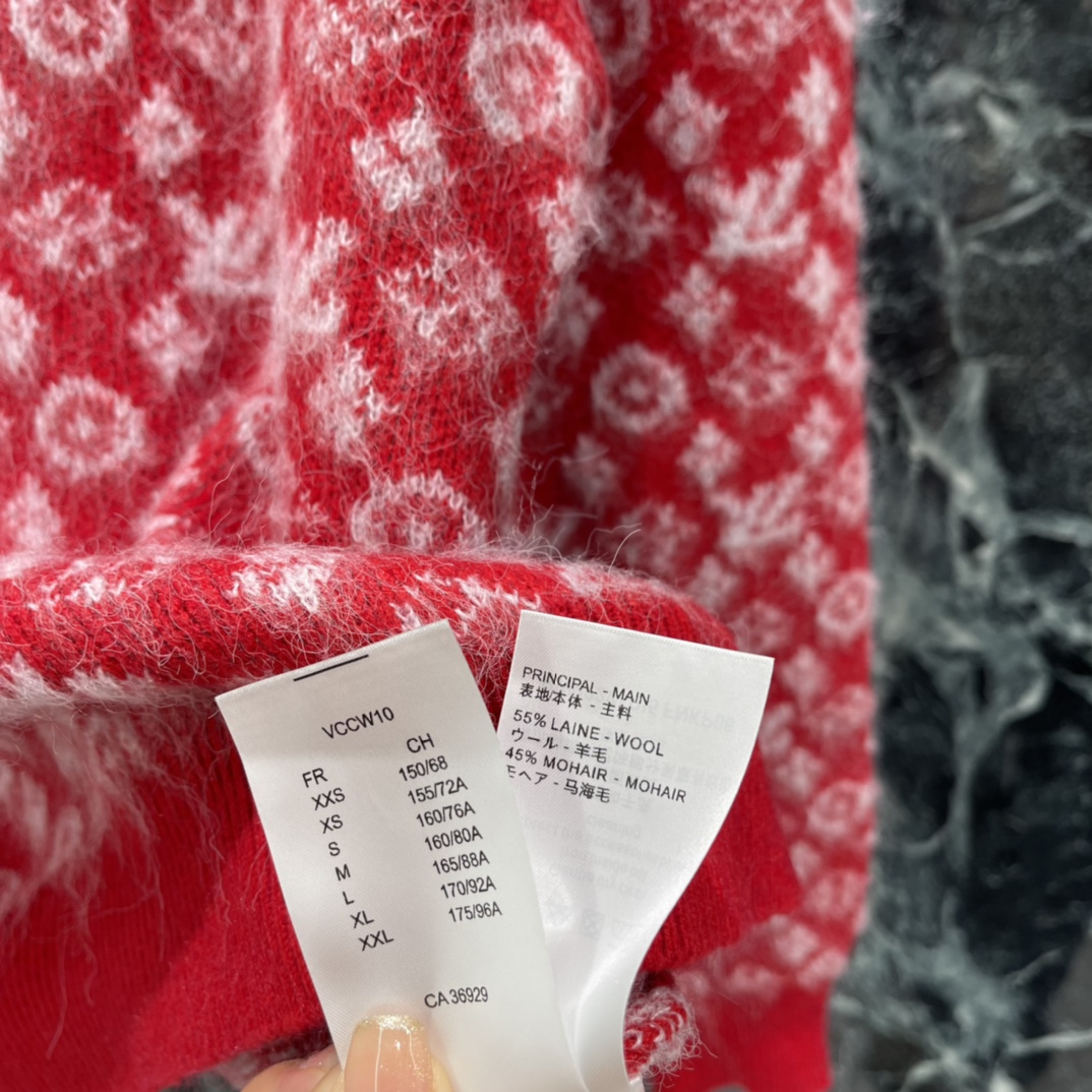 路易 25秋冬新款 红色老花毛衣，经典Monogram满印设计，红色主调超吸睛，节日氛围感拉满!高品质羊