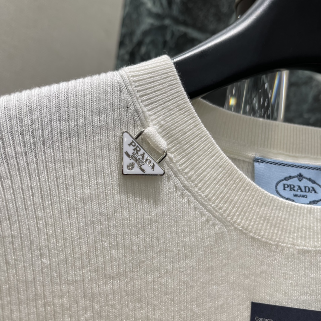 PD 25秋冬新款 针织长袖上衣简约圆领设计，修身剪裁，贴合身形 展现线条感。针织面料弹性好，穿着舒适，