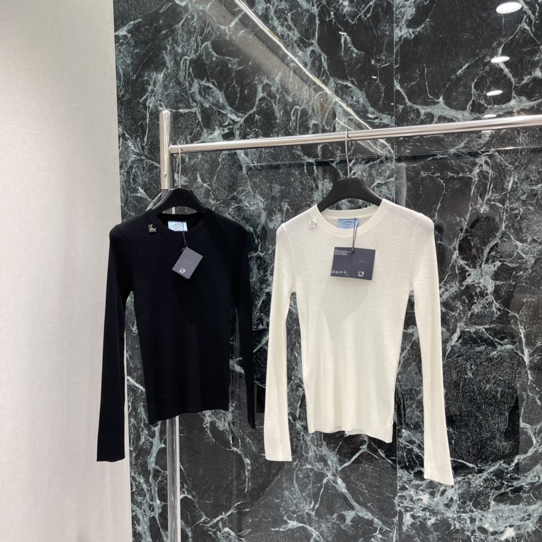 PD 25秋冬新款 针织长袖上衣简约圆领设计，修身剪裁，贴合身形 展现线条感。针织面料弹性好，穿着舒适，