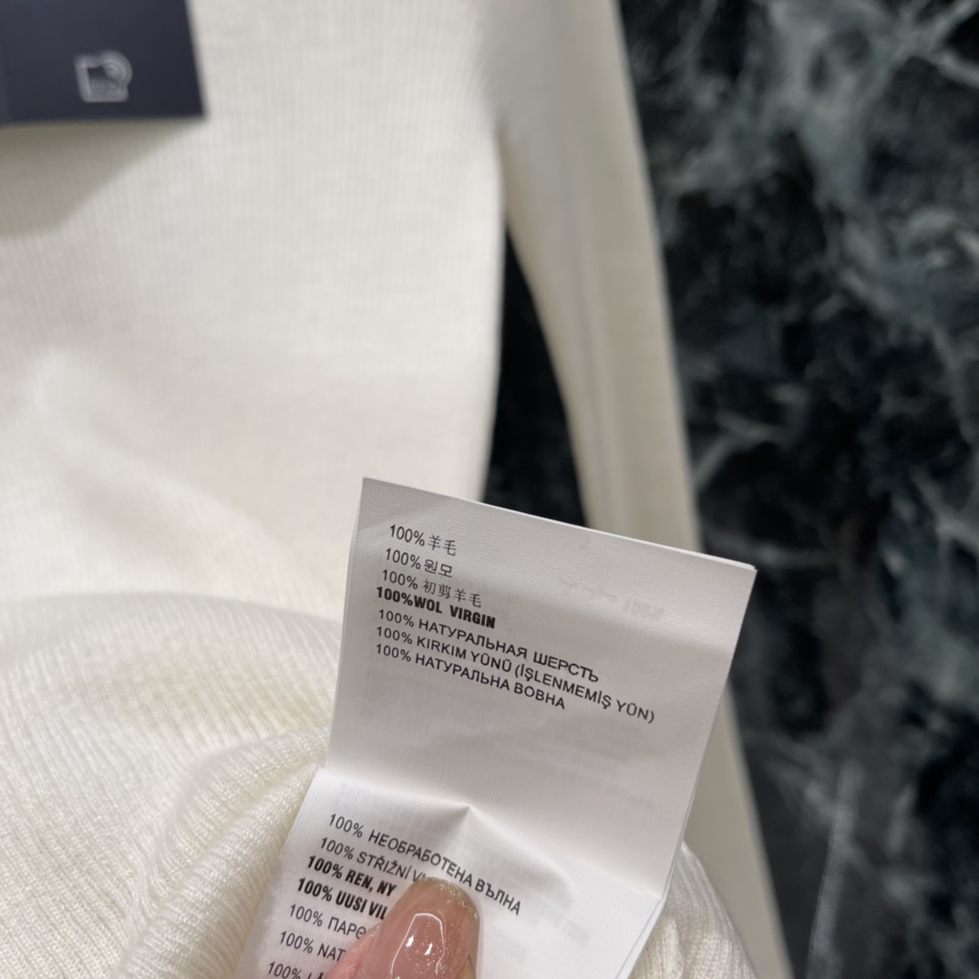 PD 25秋冬新款 针织长袖上衣简约圆领设计，修身剪裁，贴合身形 展现线条感。针织面料弹性好，穿着舒适，