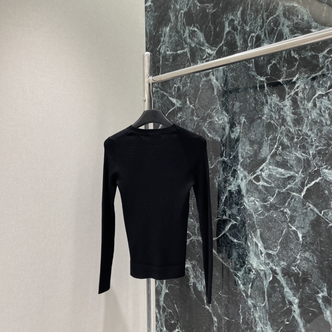 PD 25秋冬新款 针织长袖上衣简约圆领设计，修身剪裁，贴合身形 展现线条感。针织面料弹性好，穿着舒适，