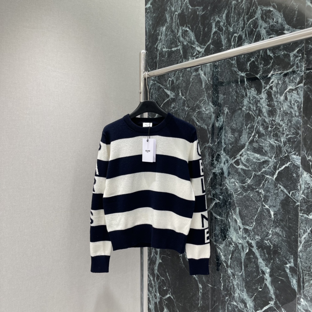 NO:661797,CE 25 new autumn and winter stripe series letter stripe knitted sweater, navy blue + off-white wide stripes, with brand letters on the sleeves, highly recognizable. Wool and cashmere blend, soft and warm, slightly loose fit, comfortable and not flattering on the figure. The round neck design is simple and versatile, easy to control for daily commuting or leisure, it goes well with solid color trousers or skirts, easy to get a lazy and high-end feeling. One color SML, Celine-clothing, celine, skirts, sweaters, alexander  wang19860909CE 25秋冬新款 条纹系列字母条纹针织毛衣,海军蓝+米白宽条纹,袖子有品牌字母,辨识度超高.羊毛山羊绒混纺,柔软又保暖,微宽松版型,舒适不挑身材.圆领设计简约百搭,日常通勤或休闲都能轻松驾驭,搭配纯色裤装或裙装都很出彩,轻松get慵懒高级感 一个色SML,赛琳-服装,celine,skirts,sweaters, ,Women's clothing