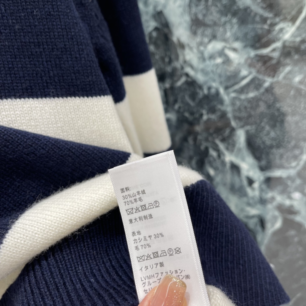 CE 25秋冬新款 条纹系列字母条纹针织毛衣，海军蓝+米白宽条纹，袖子有品牌字母，辨识度超高。羊毛山羊绒