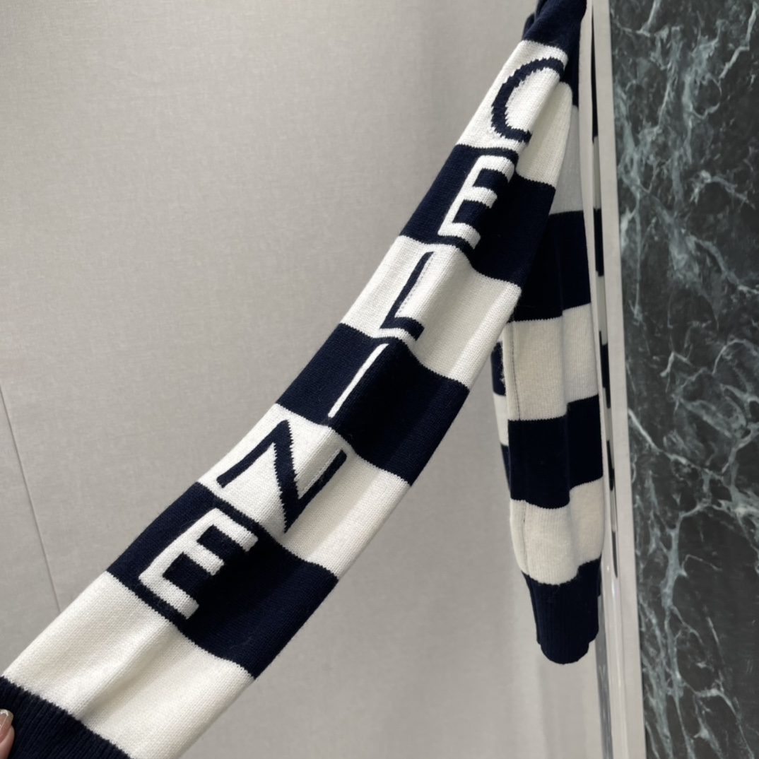 CE 25秋冬新款 条纹系列字母条纹针织毛衣，海军蓝+米白宽条纹，袖子有品牌字母，辨识度超高。羊毛山羊绒