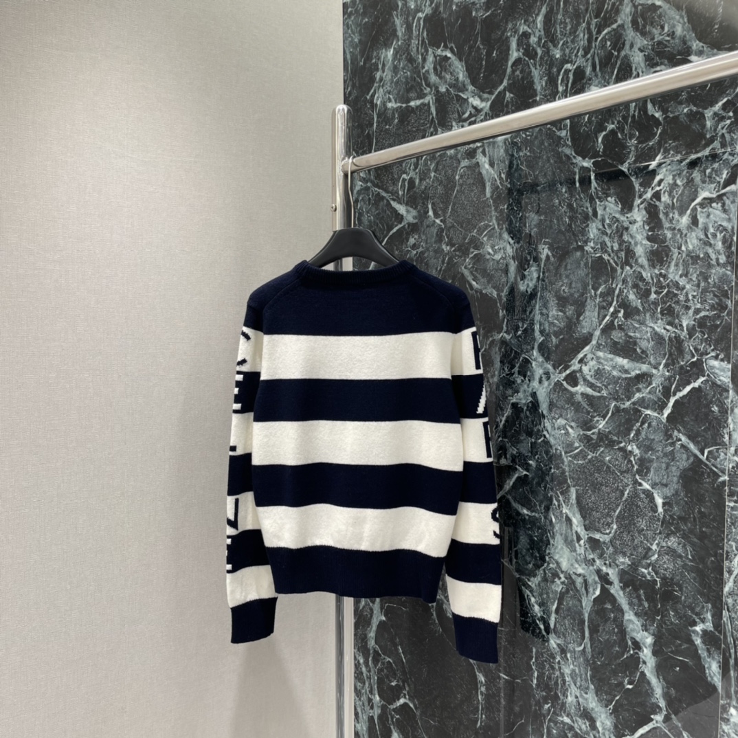 CE 25秋冬新款 条纹系列字母条纹针织毛衣，海军蓝+米白宽条纹，袖子有品牌字母，辨识度超高。羊毛山羊绒